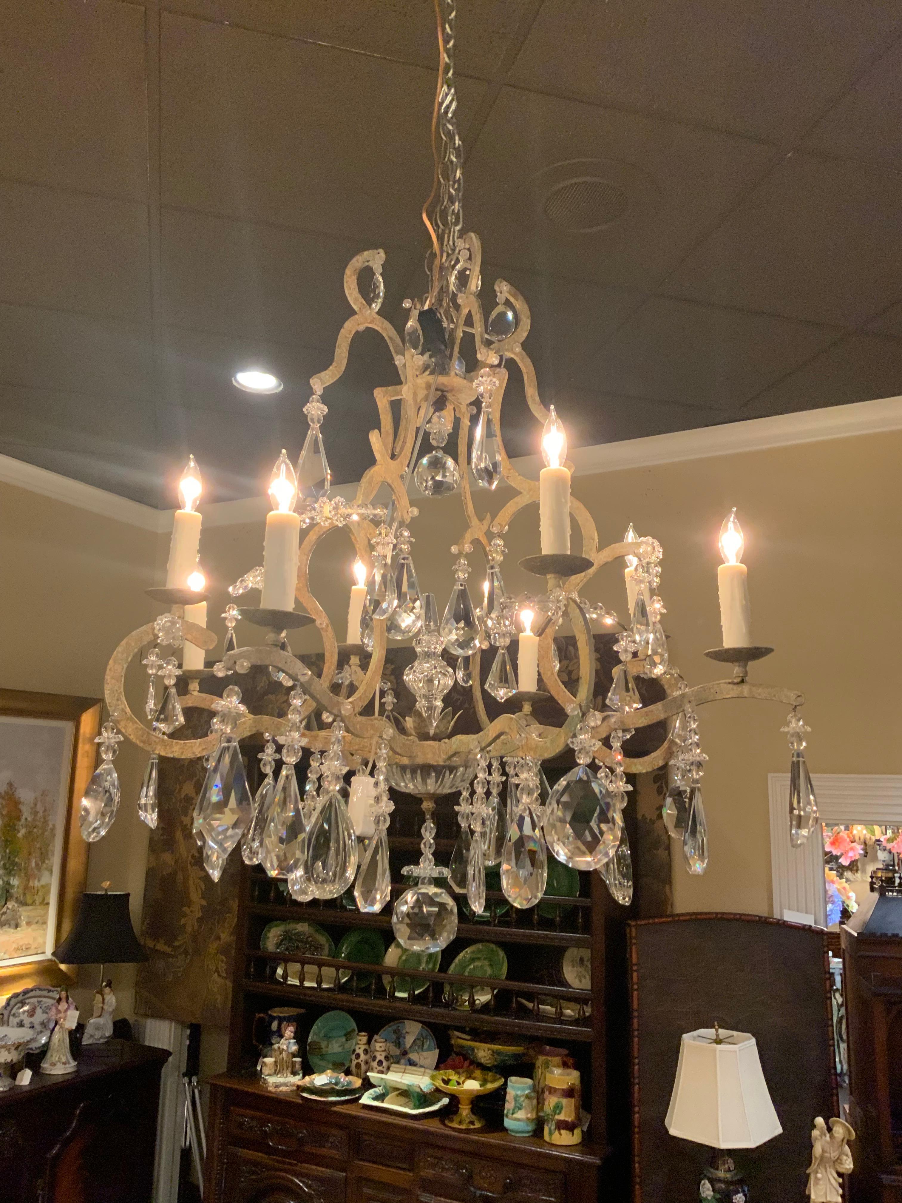 XXIe siècle et contemporain Lustre italien à huit lumières en fer peint et cristal en vente