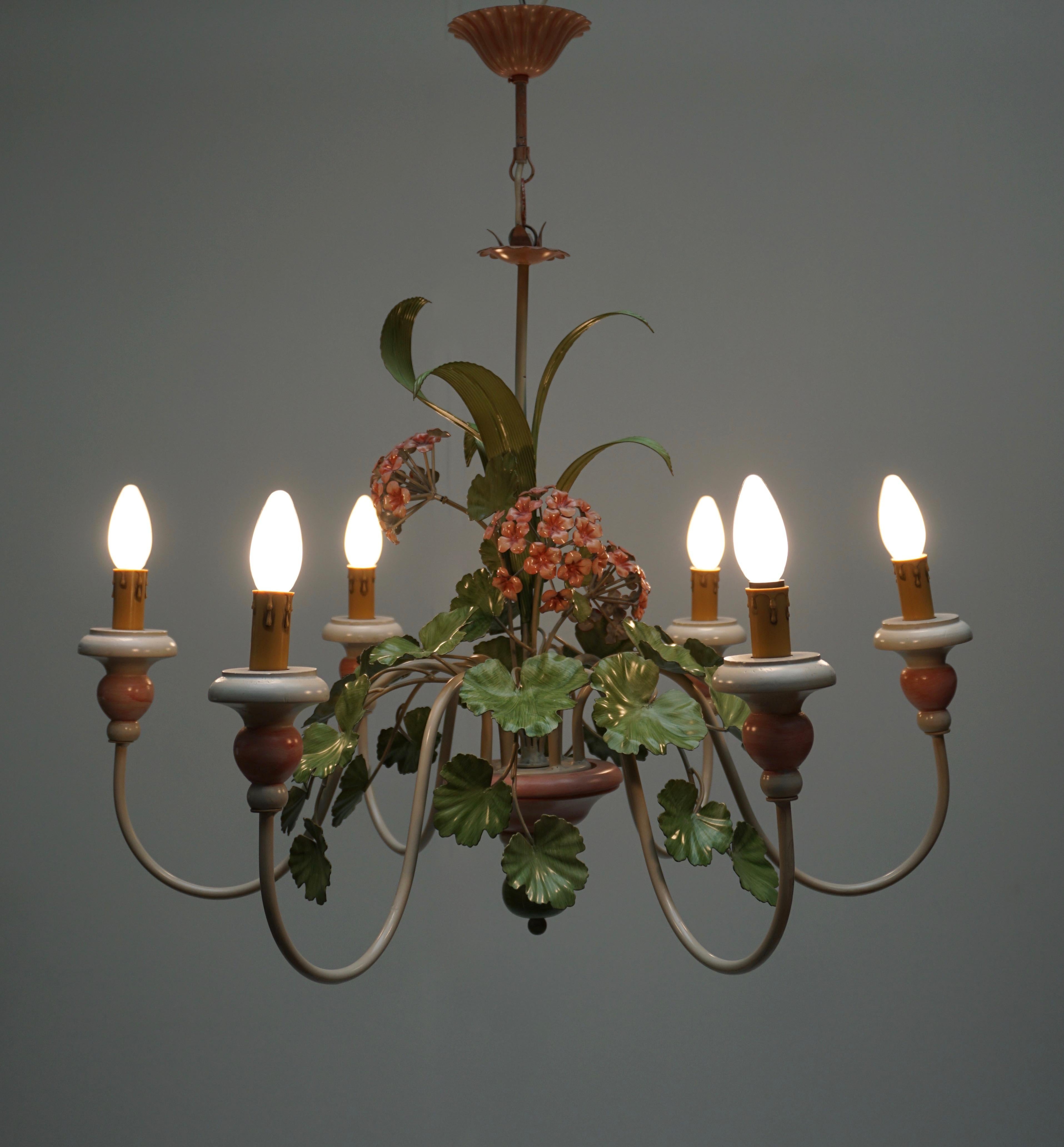 Italian flower chandelier with six E14 bulbs.
Measures: Diameter 78 cm.
Height fixture 60 cm.
Total height with the chain 76.
