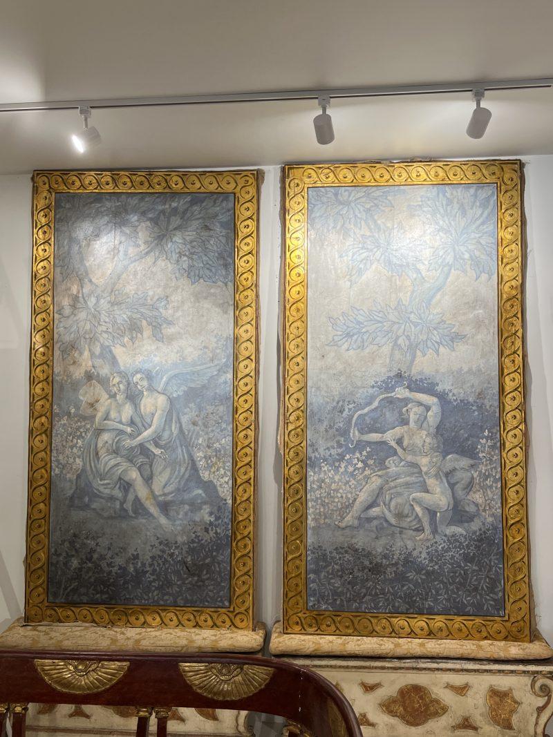 Diese eleganten italienischen neoklassischen Paneele sind mit zarten Motiven auf Leinen handbemalt und mit vergoldeten Details akzentuiert. Sie bieten eine raffinierte Mischung aus Textur, Kunstfertigkeit und zeitloser klassischer Symmetrie - ideal