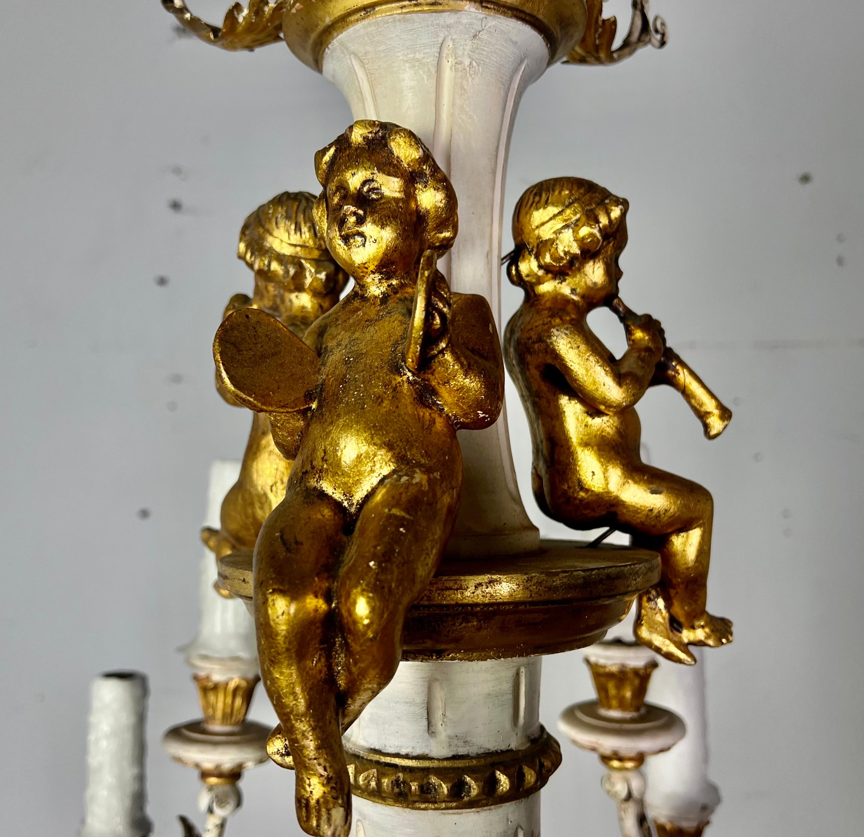 Italienischer bemalter und vergoldeter Cherub-Kronleuchter, um 1930 (20. Jahrhundert) im Angebot