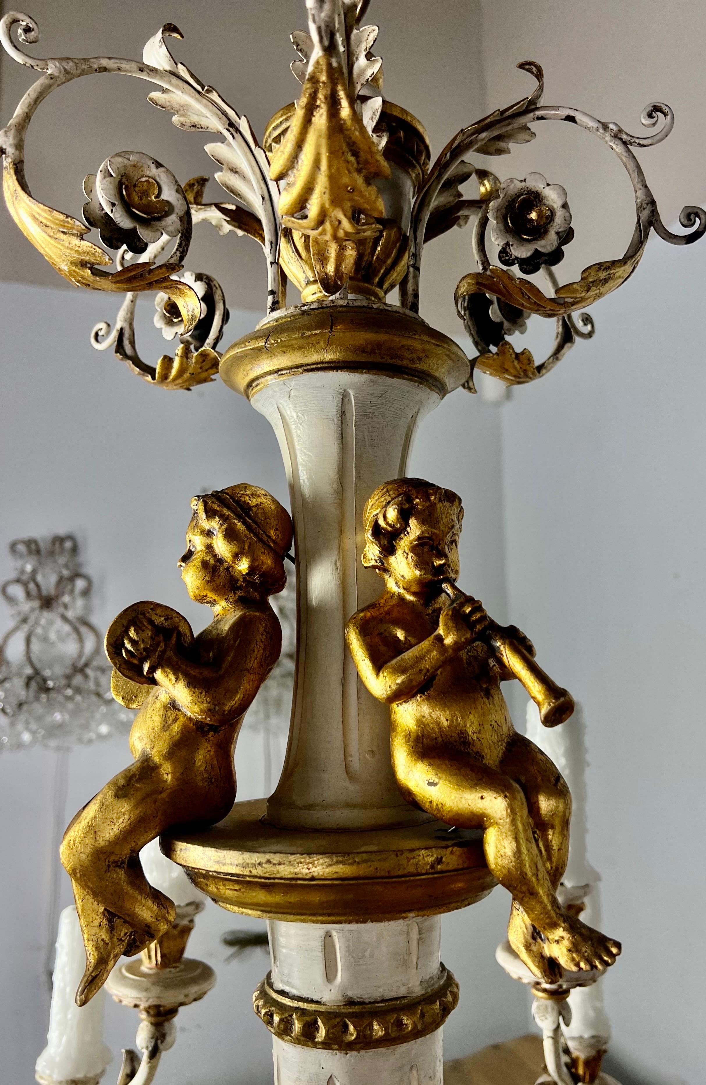 Italienischer bemalter und vergoldeter Cherub-Kronleuchter, um 1930 (Eisen) im Angebot