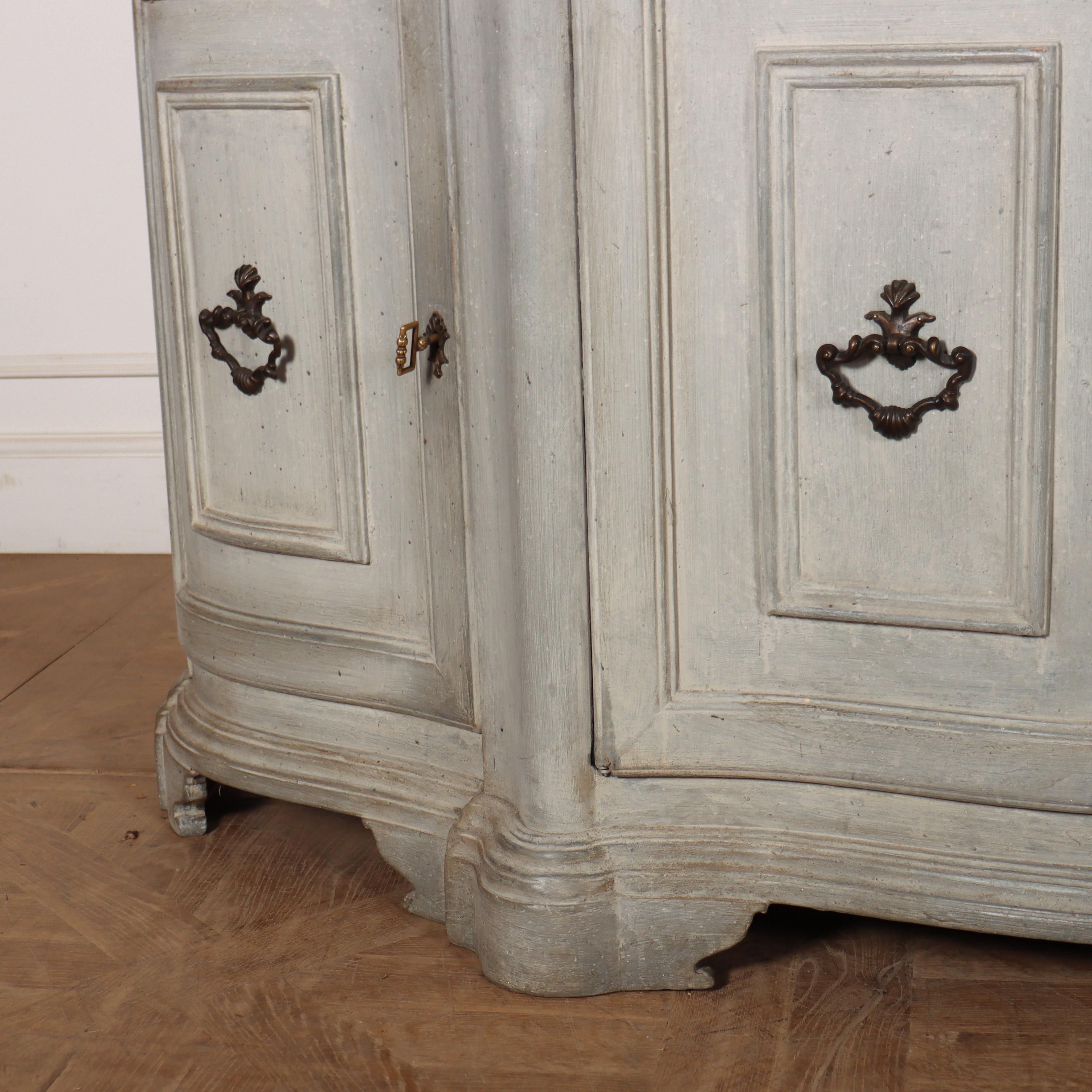 Italian Painted Serpentine Sideboard In Good Condition For Sale In Leamington Spa, Warwickshire
