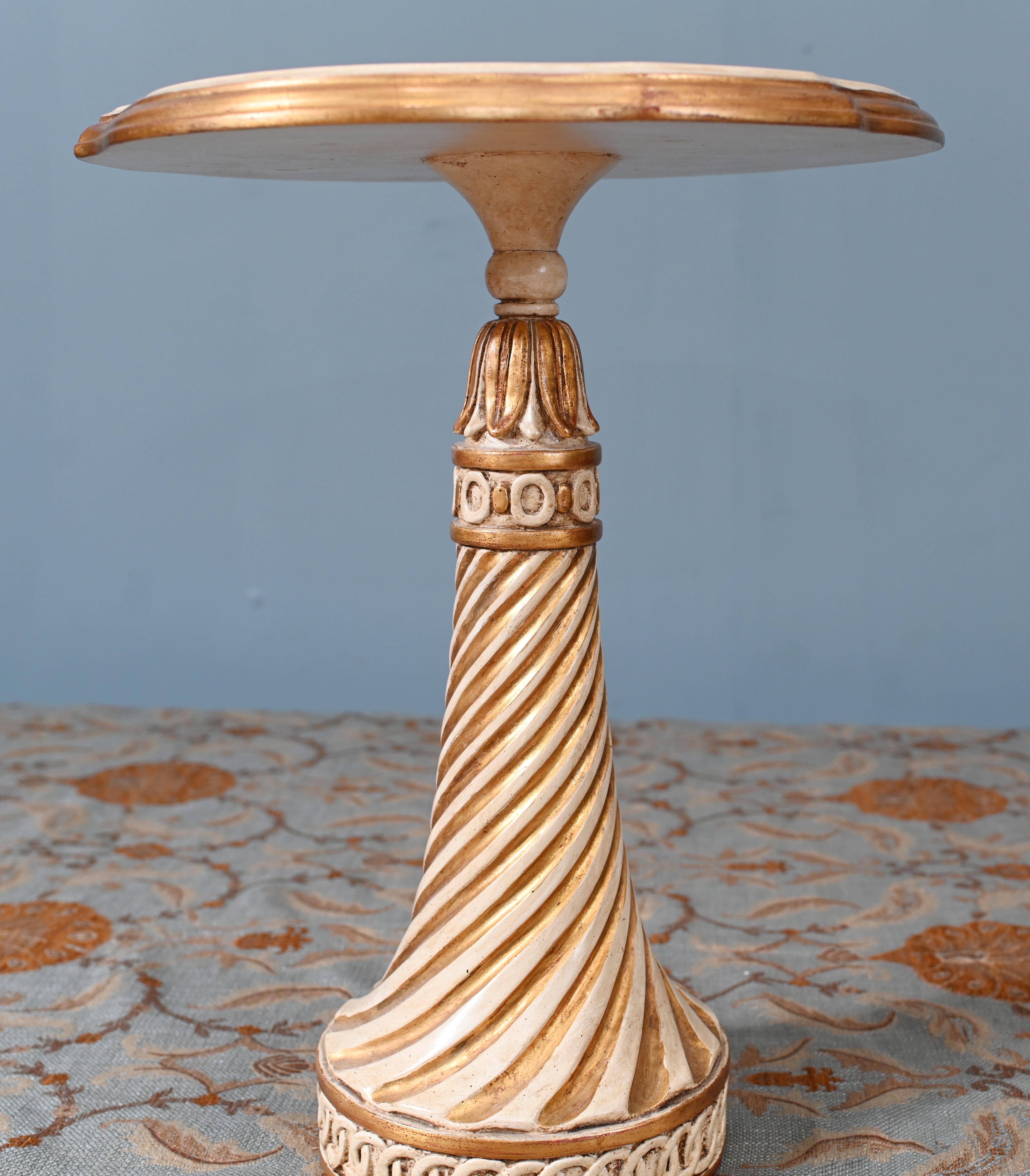 Mesa auxiliar italiana pintada Interiores venecianos 1930 Madera dorada en venta