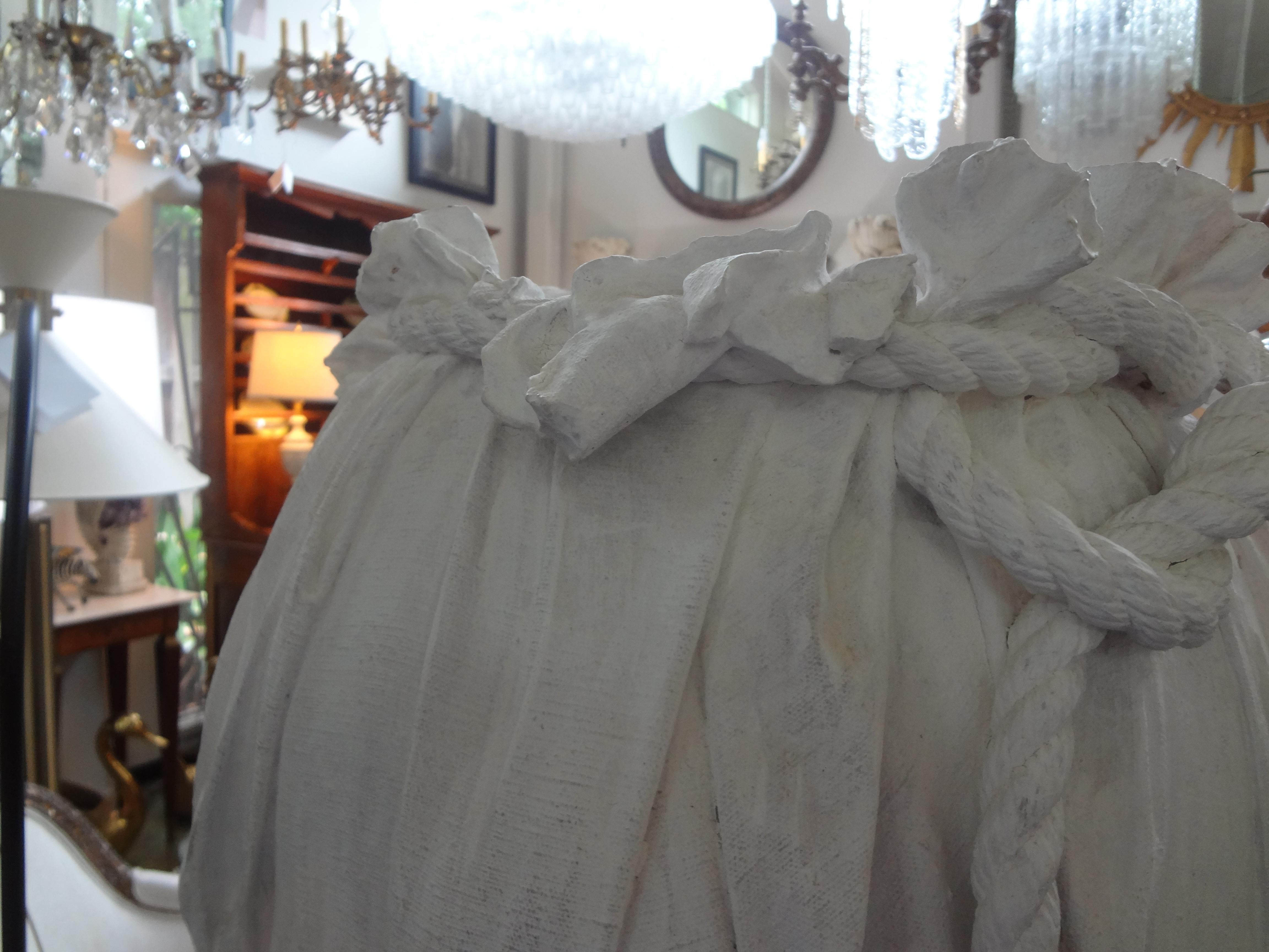 Italienische bemalte, drapierte Terrakotta-Urne aus Seil mit Drapierung nach Serge Roche (Gemalt) im Angebot