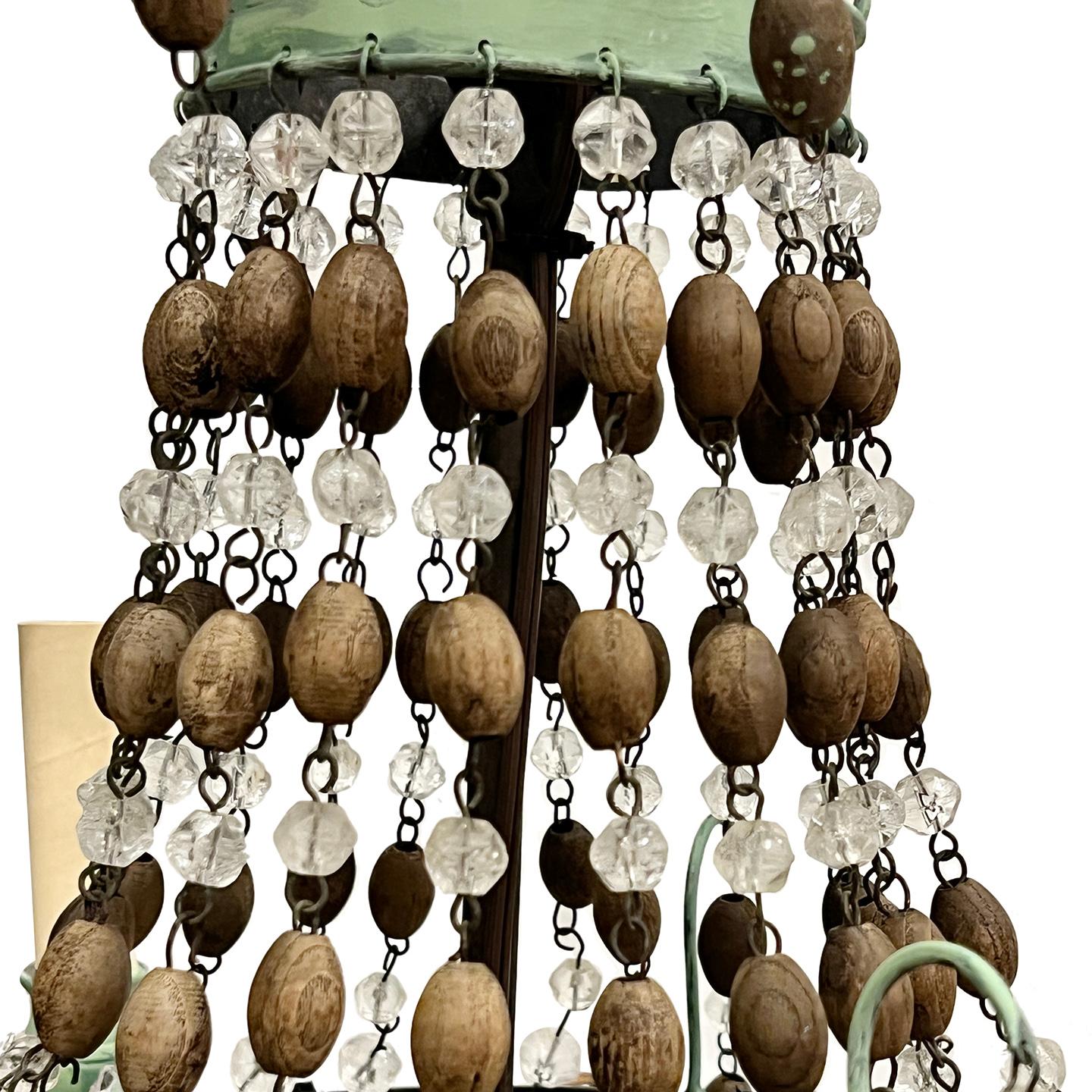 Ein italienischer Neun-Licht-Kronleuchter aus bemaltem Zinn und Holzperlen mit originaler Patina aus den 1950er Jahren.

Abmessungen:
Fallhöhe: 25