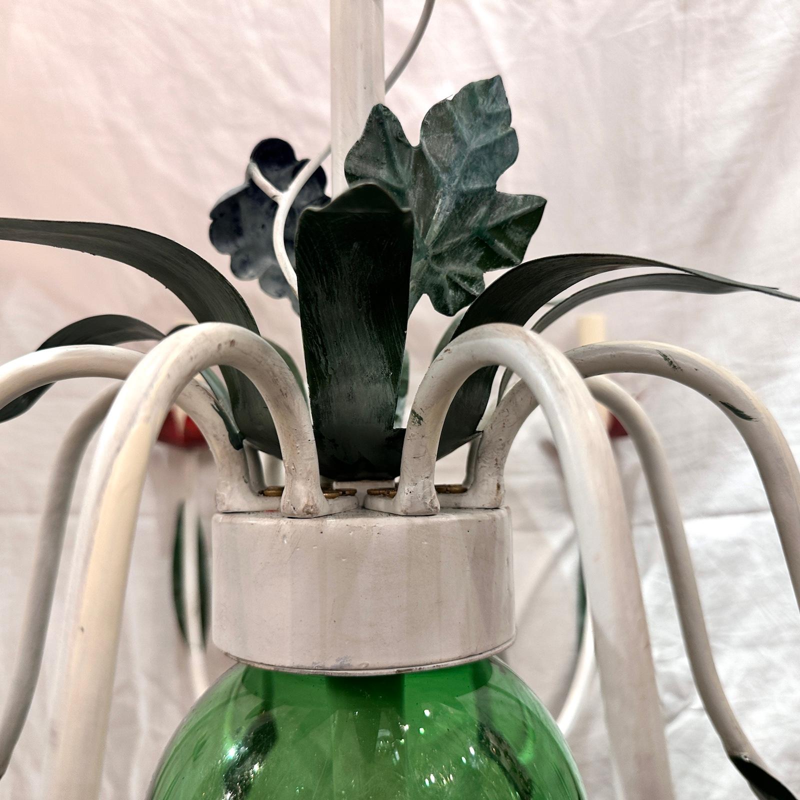 Lustre italien à huit bras de lumière en métal peint, datant des années 1950, avec des motifs floraux et de feuillage.

Mesures :
Hauteur minimale de chute : 34