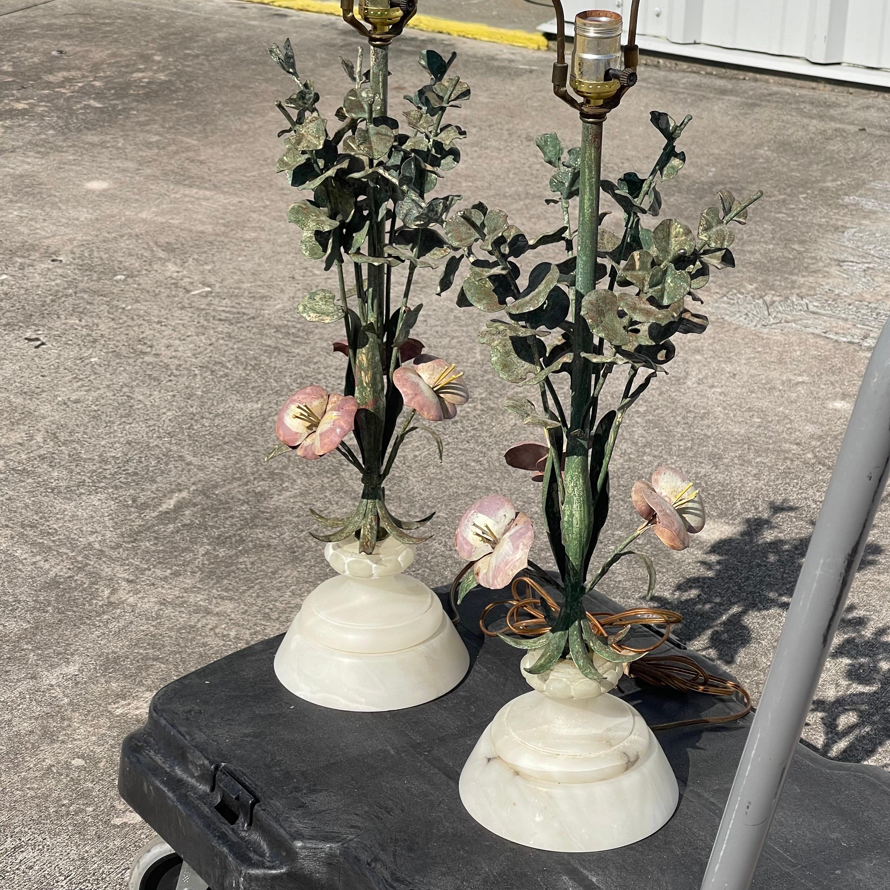 Italienische bemalte, blattförmige Blumenblume aus Zinn, Alabastersockel-Tischlampen, ein Paar (Hollywood Regency) im Angebot