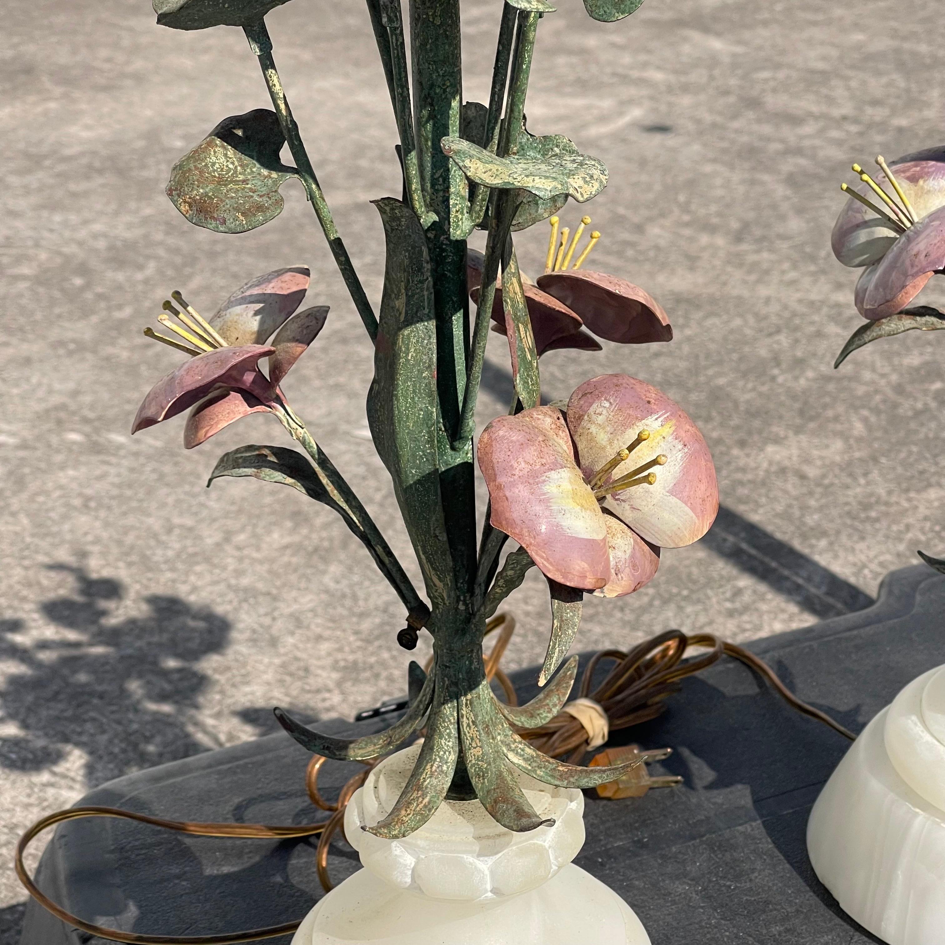 Italienische bemalte, blattförmige Blumenblume aus Zinn, Alabastersockel-Tischlampen, ein Paar im Zustand „Gut“ im Angebot in Jensen Beach, FL