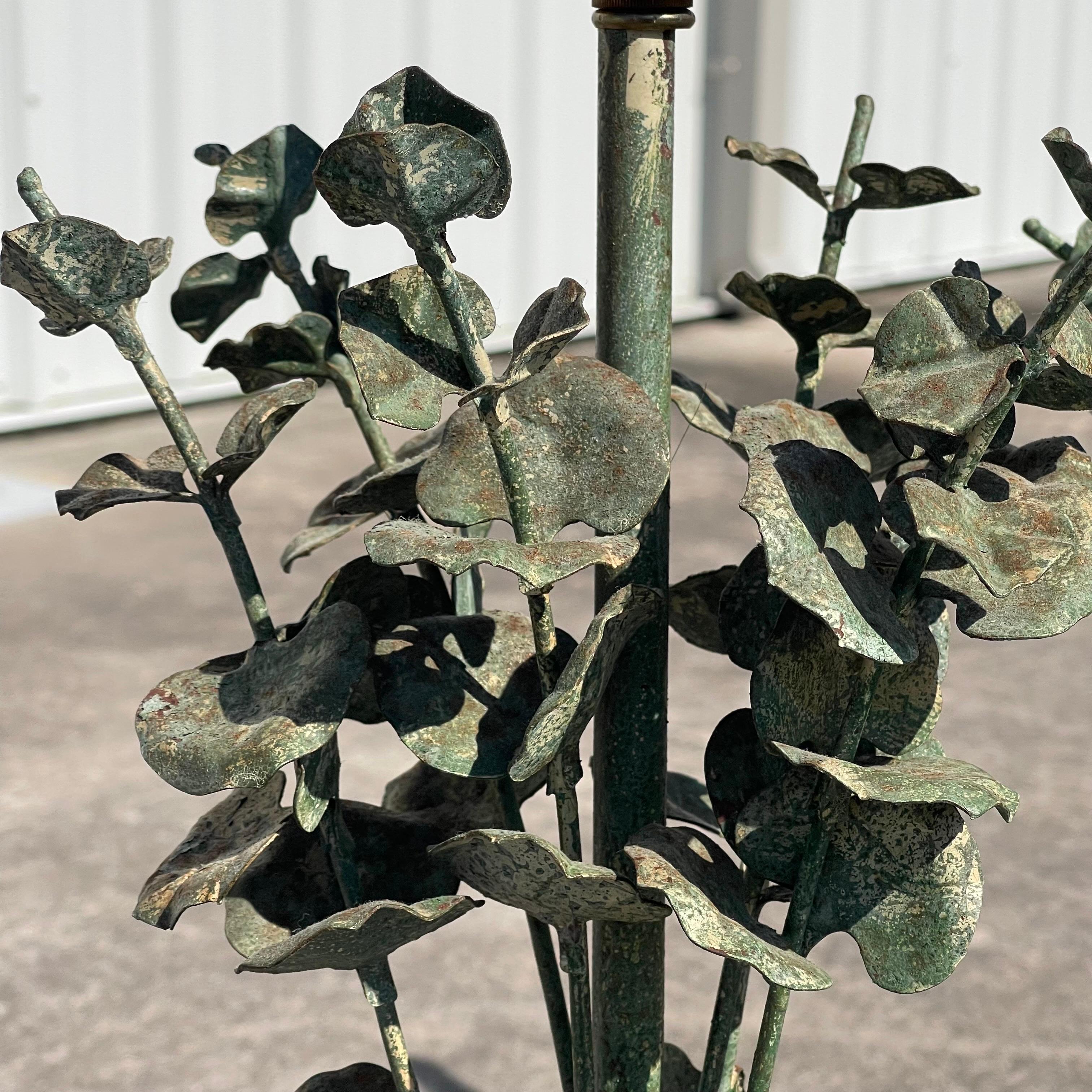 Italienische bemalte, blattförmige Blumenblume aus Zinn, Alabastersockel-Tischlampen, ein Paar (Metall) im Angebot
