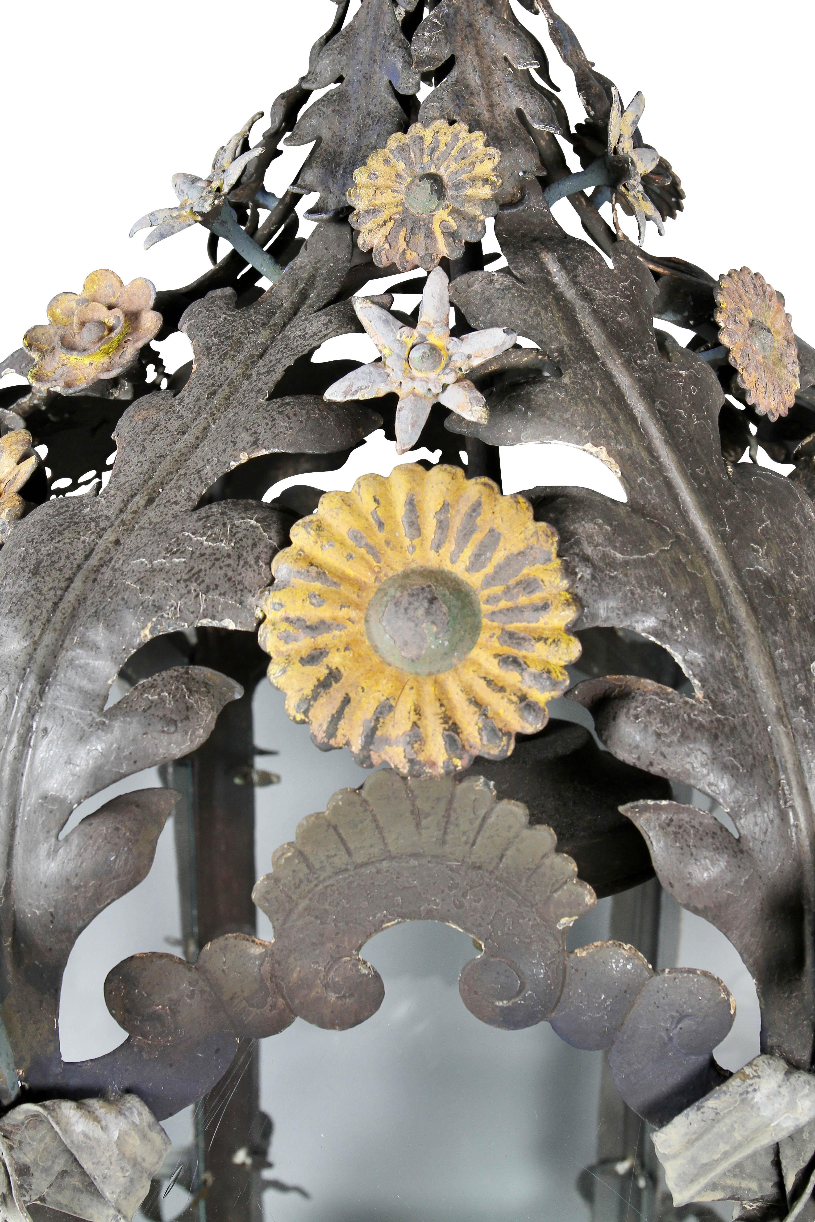 Italienische Hängelaterne aus bemaltem Zinn (Mitte des 18. Jahrhunderts) im Angebot