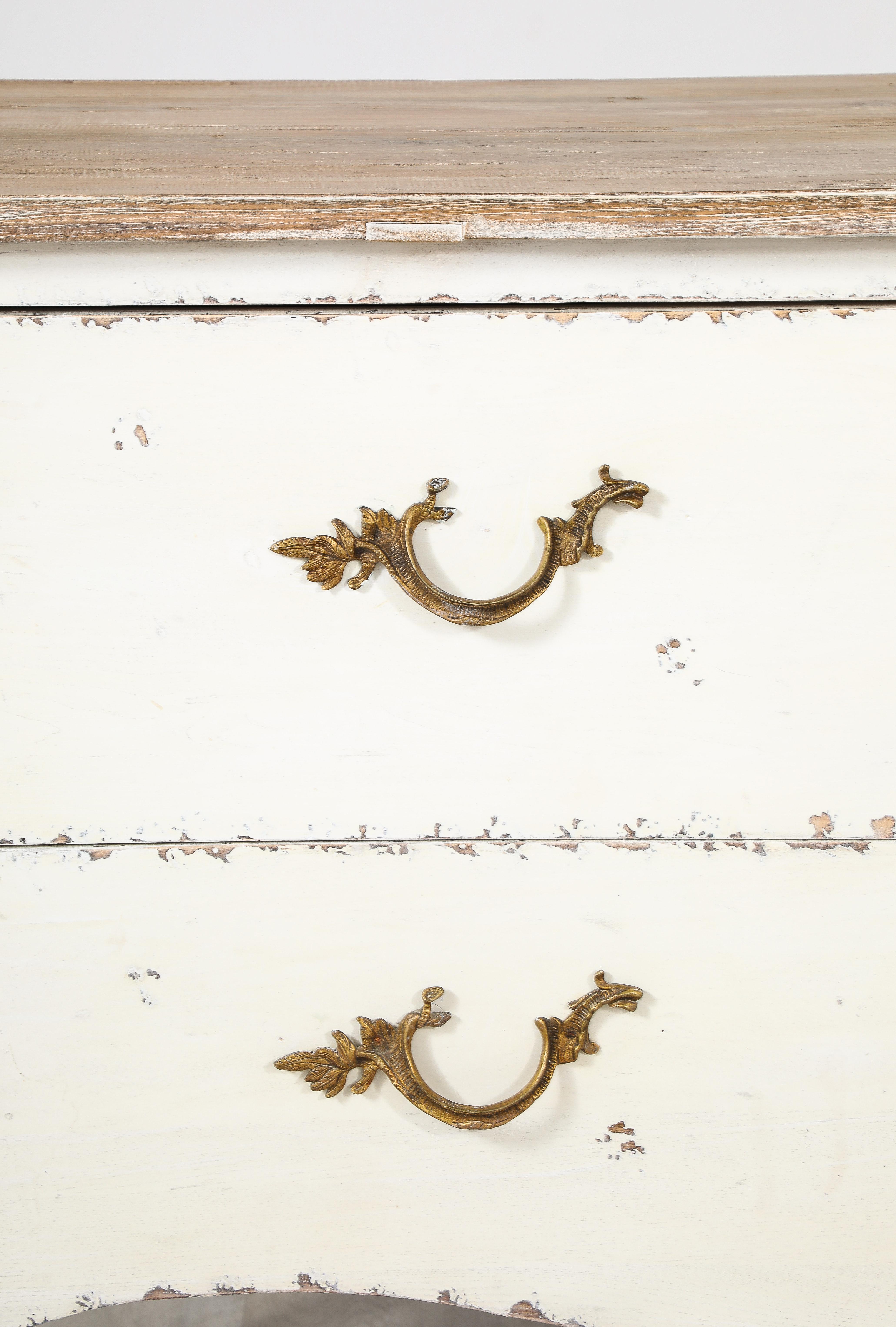 Commode rococo italienne peinte à deux tiroirs Bon état - En vente à New York, NY
