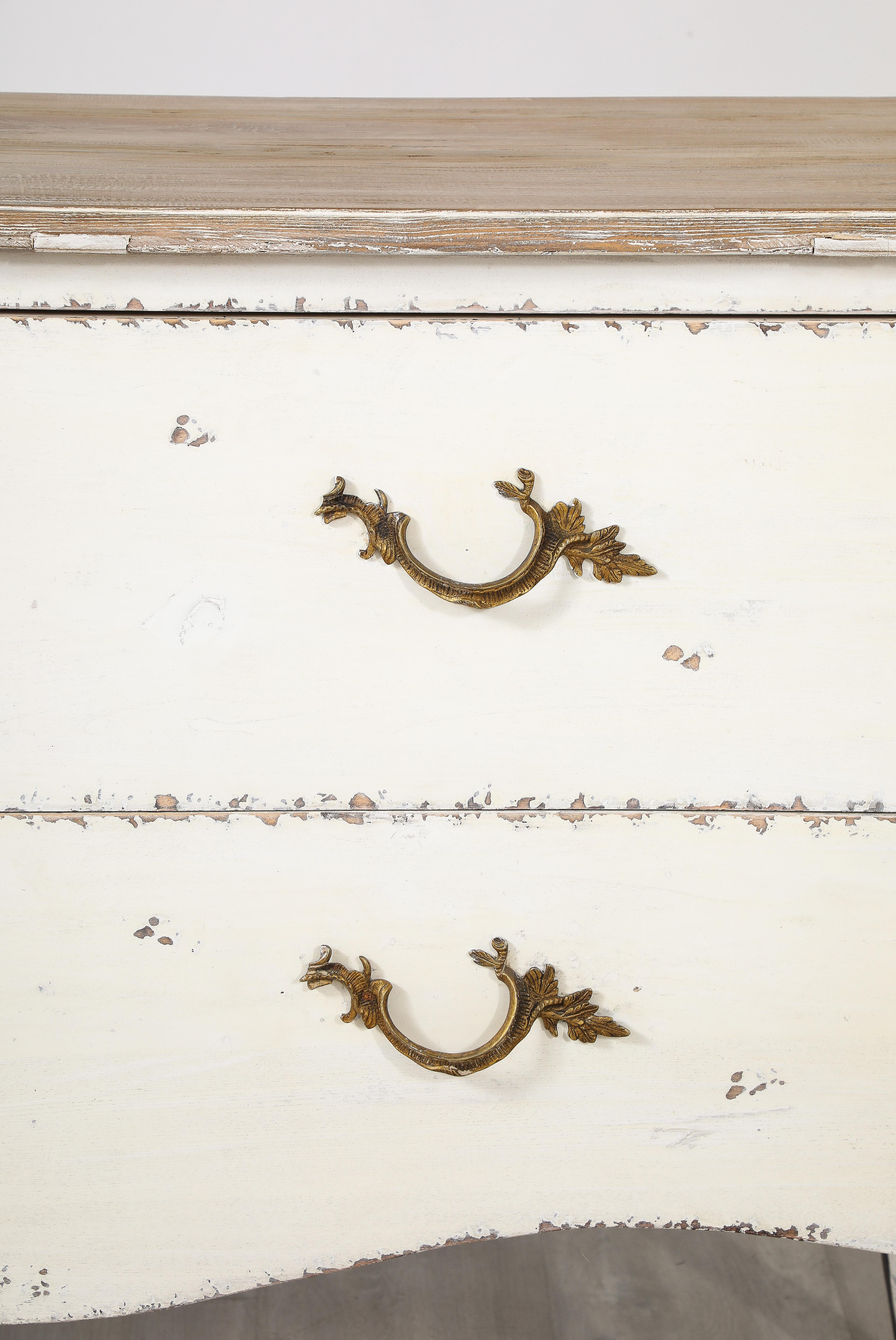 20ième siècle Commode rococo italienne peinte à deux tiroirs en vente