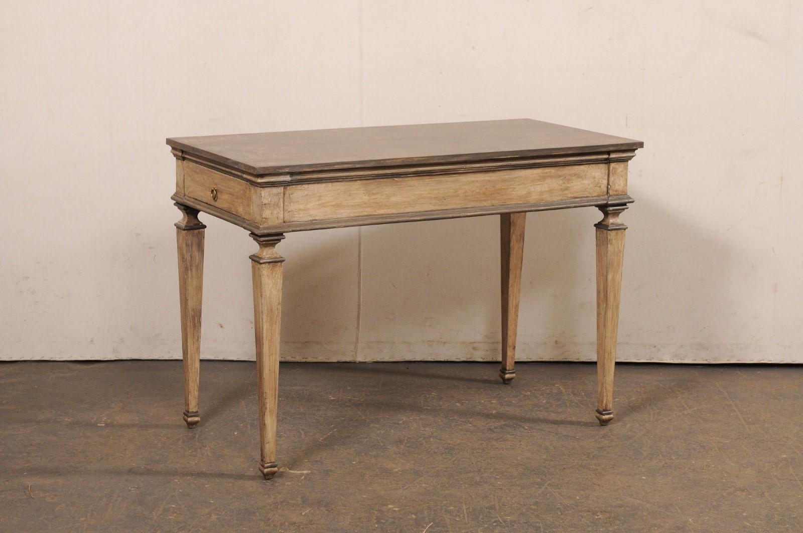 Console italienne en bois peint avec tiroirs. Cette table vintage d'Italie présente un plateau rectangulaire surmonté d'un tablier avec des moulures droites sur le plateau et la jupe, et abrite un tiroir de chaque côté. Il repose sur quatre jambes