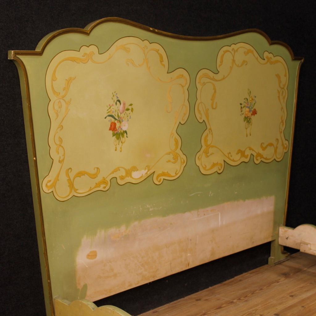 Italian double bed in Art Nouveau style from 20th century. Pleasantly carved and painted furniture with floral decorations of great pleasure. Bed of great size and impact that can accommodate an internal structure from the following maximum