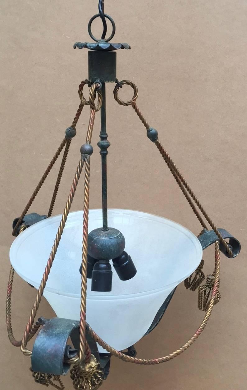 Italian Painted Wrought Iron Chandelier with Twisted Gilt Iron Tassels In Good Condition For Sale In Antwerp, BE