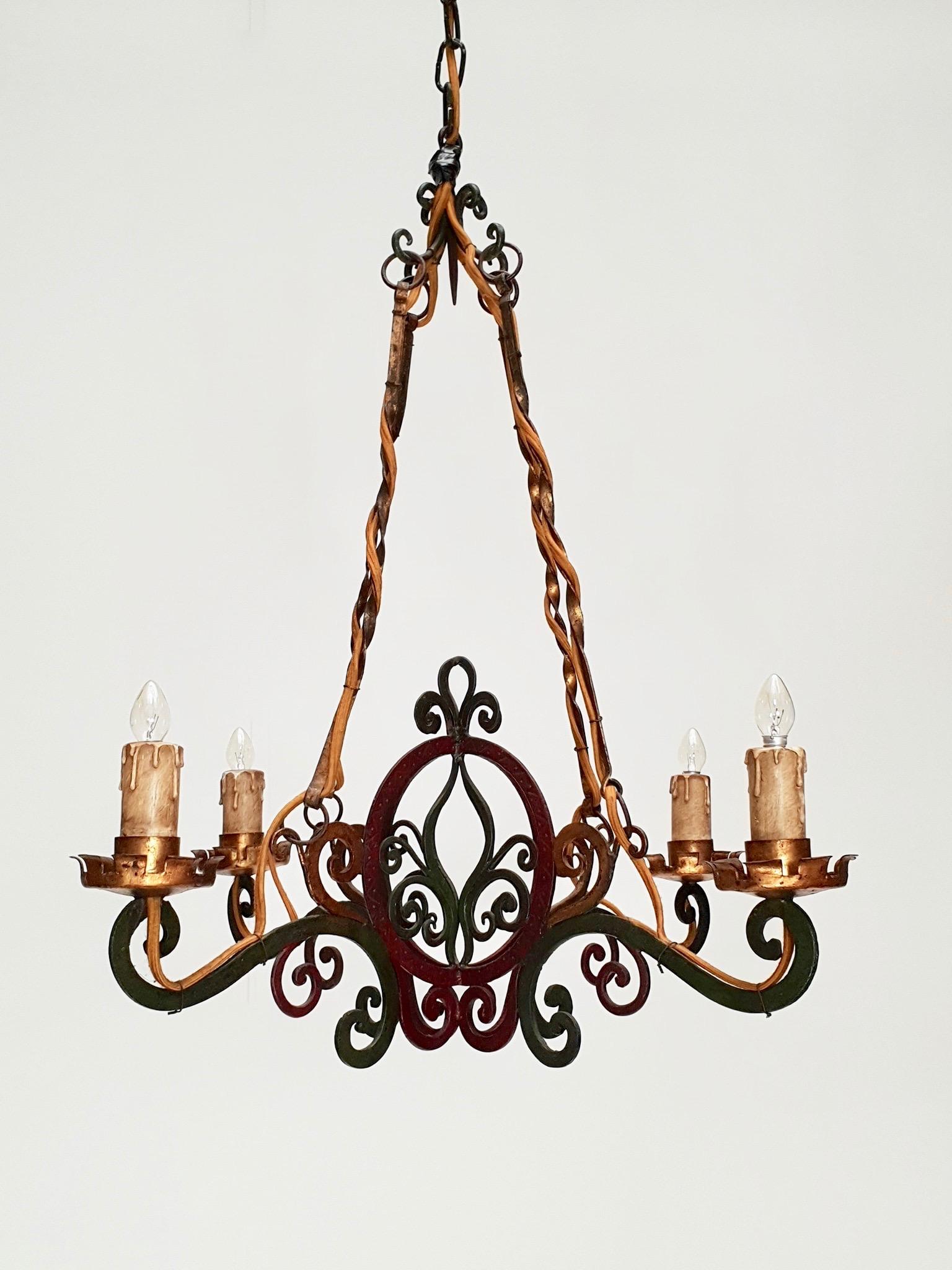 Italian painted wrought iron four lights chandelier.
Measures: Diameter 60 cm
Height fixture 63 cm.
The total height including the chain is 120 cm.
Four E14 bulbs.