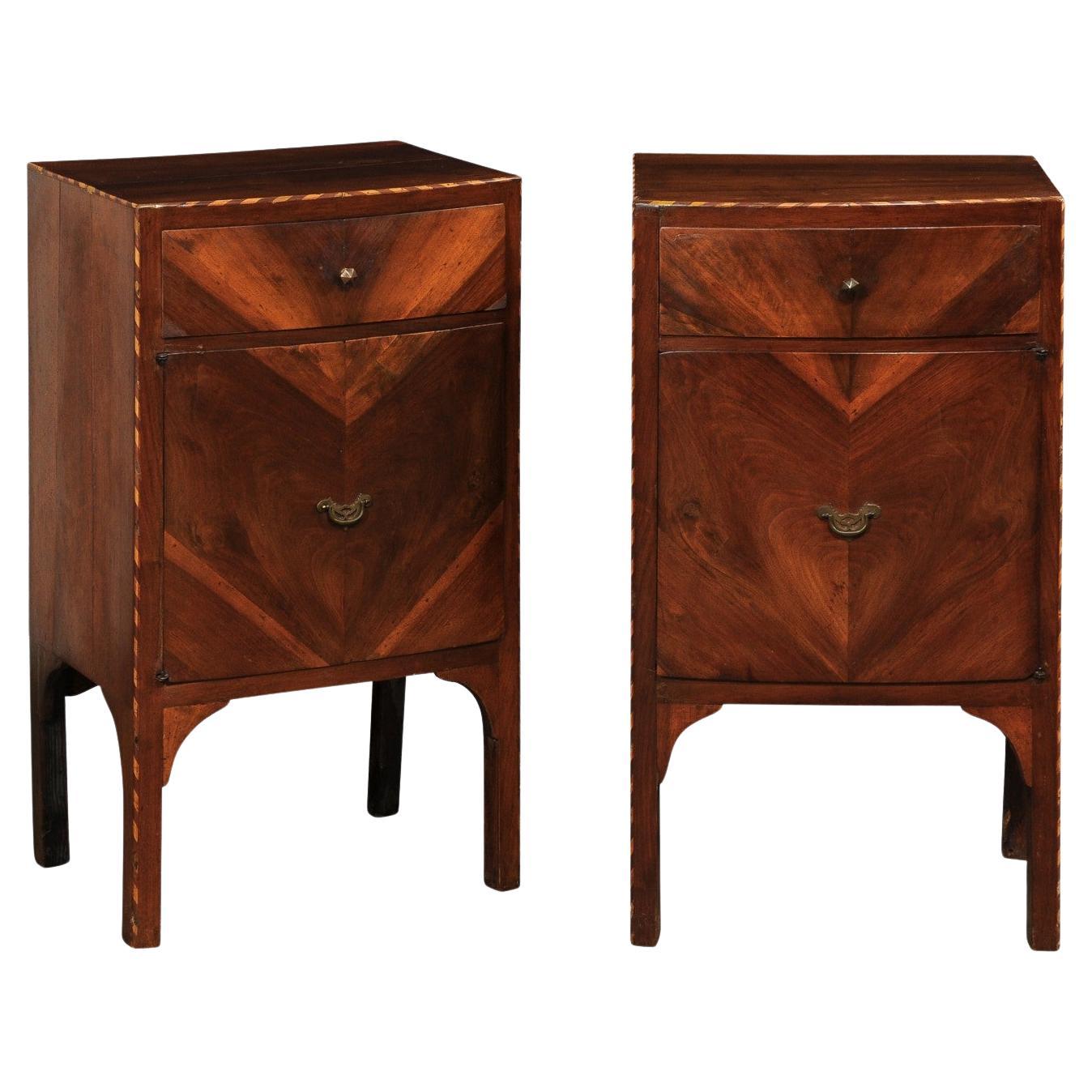 Coppia italiana di Comodini ad arco del XIX secolo con impiallacciatura decorativa e intarsio