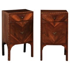 Coppia italiana di Comodini ad arco del XIX secolo con impiallacciatura decorativa e intarsio