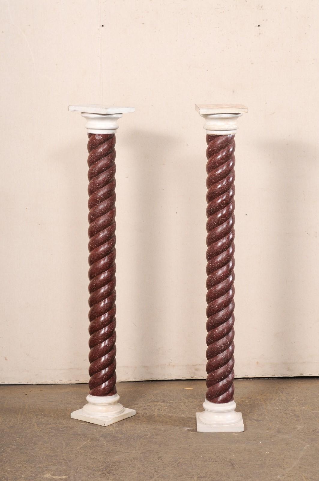 Ein italienisches Paar von Gerstenkornsäulen mit künstlich bemaltem Porphyr, aus dem frühen 20. Dieses antike Sockelpaar aus Italien hat einen kaum gedrehten Korpus, der von Hand bemalt wurde, um wie Porphyr (eine Gesteinsart mit grobkörnigen