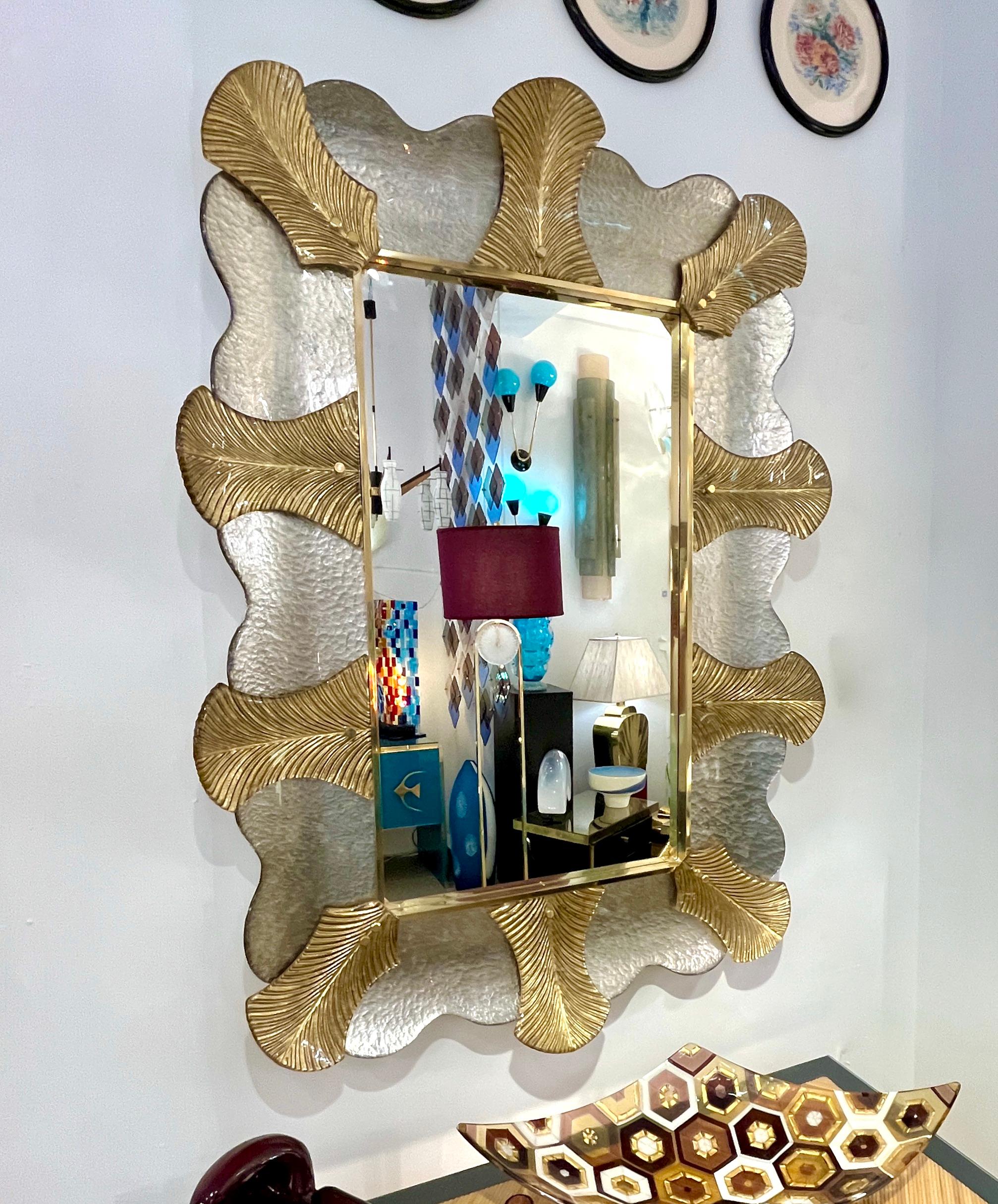 Coppia italiana di specchi in stile Art Deco a foglie curve in oro e argento in vetro di Murano e ottone in vendita 4