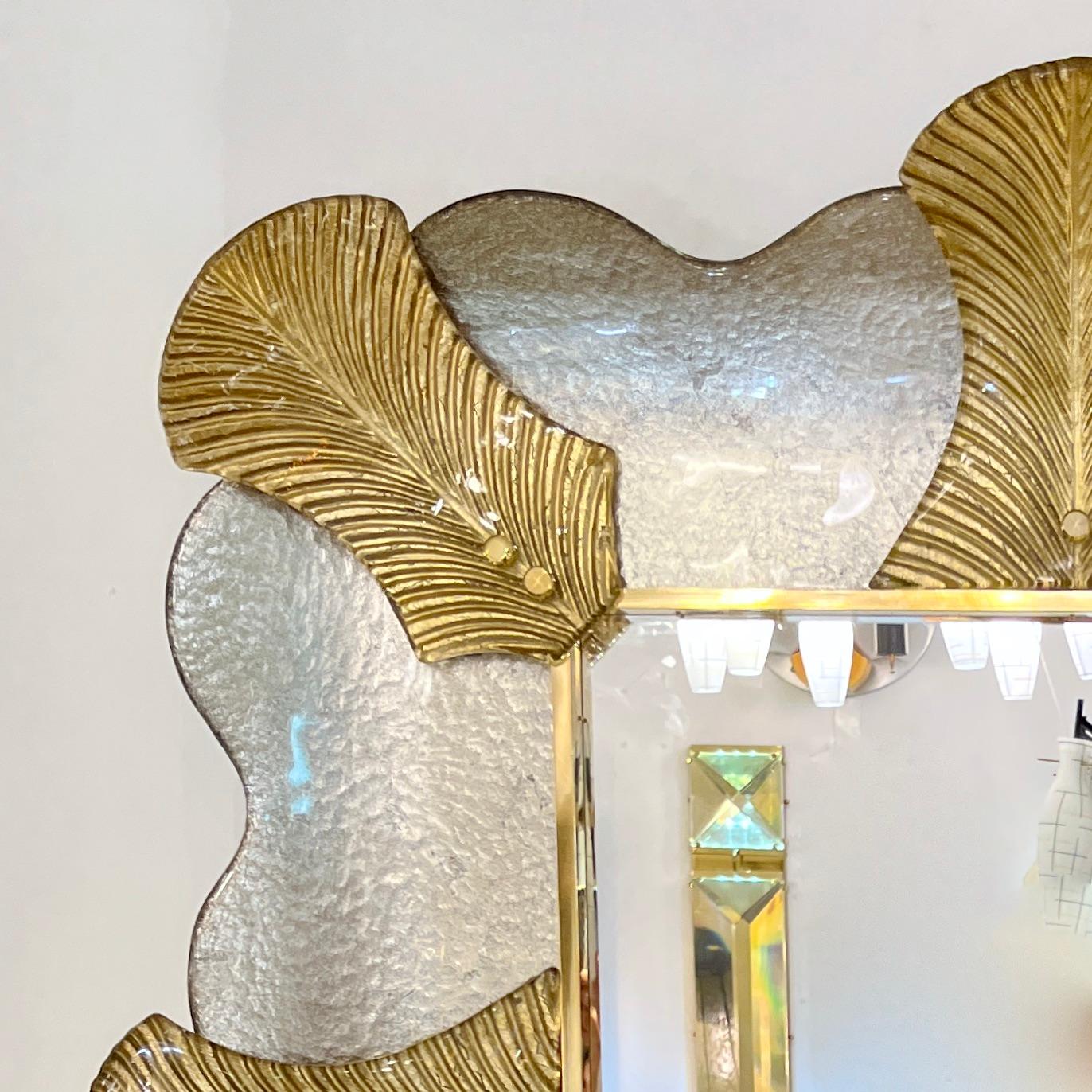 Organico moderno Coppia italiana di specchi in stile Art Deco a foglie curve in oro e argento in vetro di Murano e ottone in vendita
