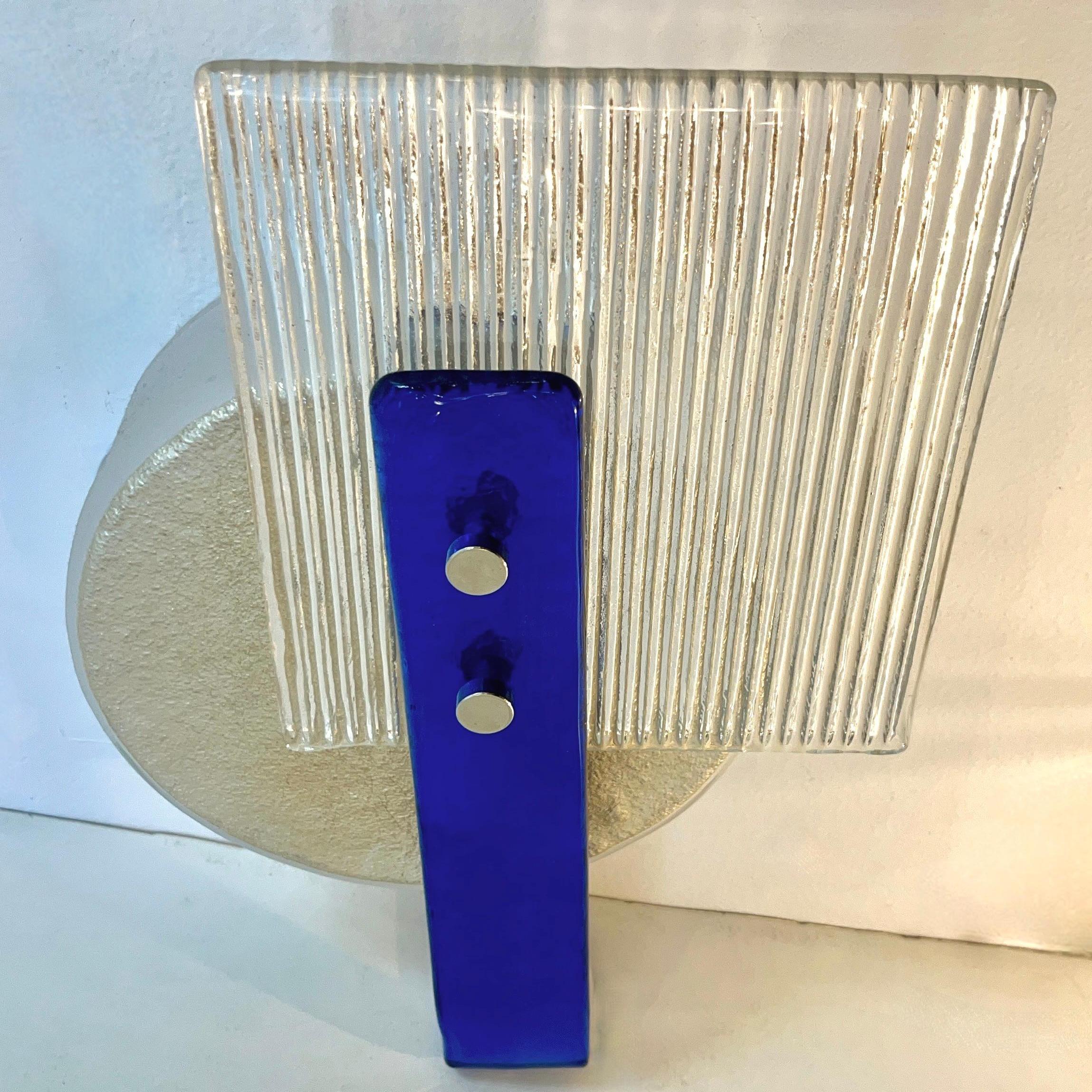 Paire d'appliques italiennes en verre de Murano au design abstrait, de couleur champagne, argent, bleu et cristal en vente 3