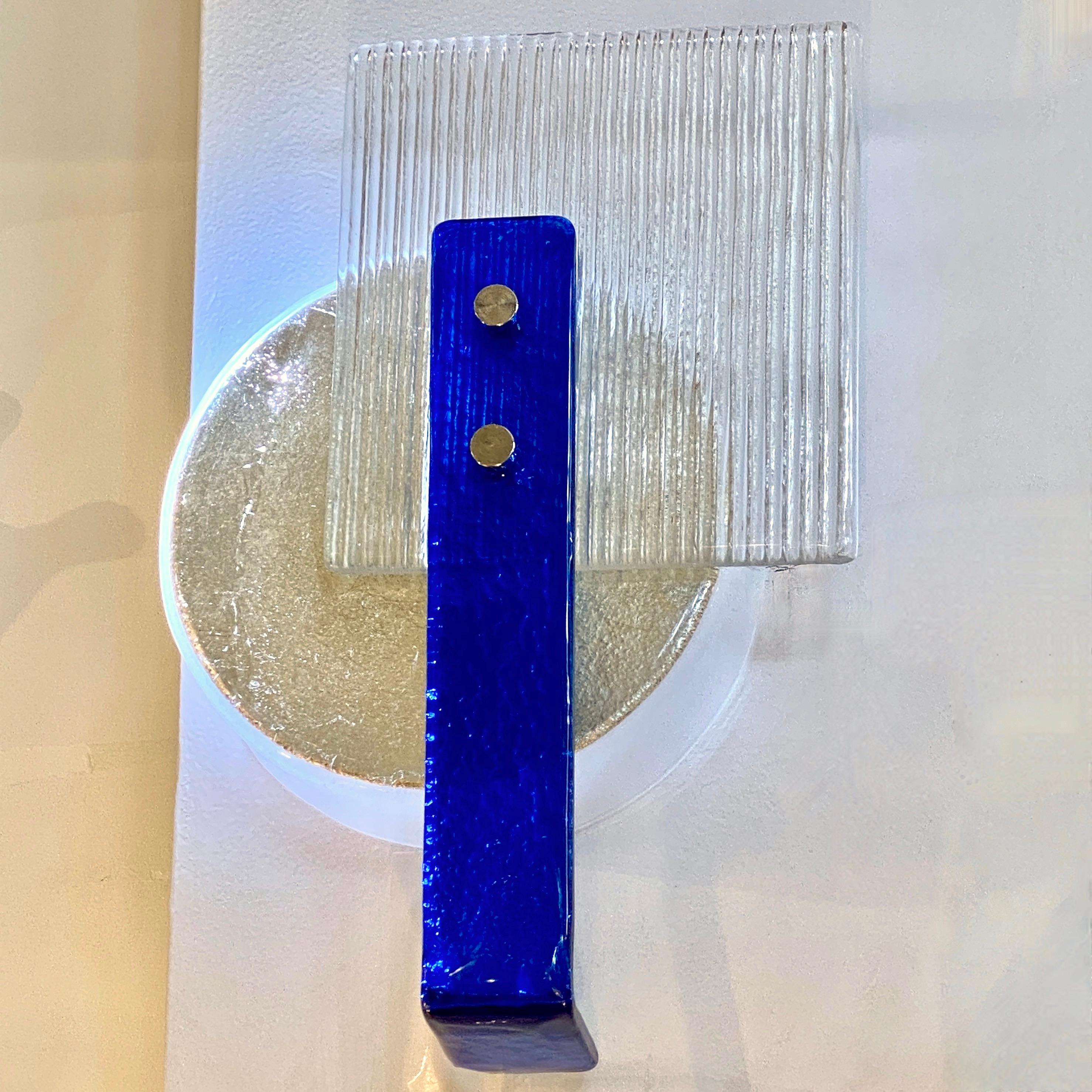 Organique Paire d'appliques italiennes en verre de Murano au design abstrait, de couleur champagne, argent, bleu et cristal en vente