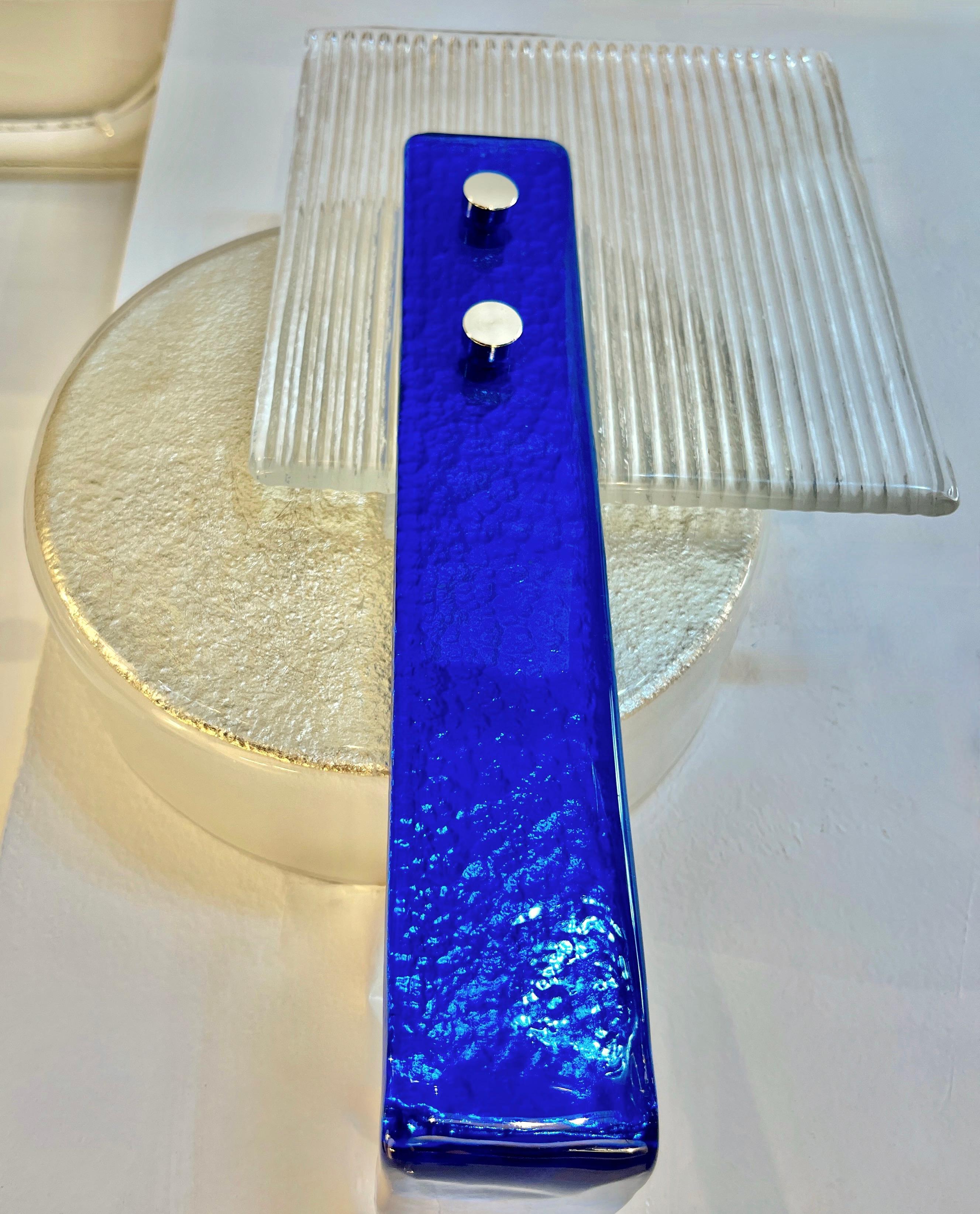 XXIe siècle et contemporain Paire d'appliques italiennes en verre de Murano au design abstrait, de couleur champagne, argent, bleu et cristal en vente