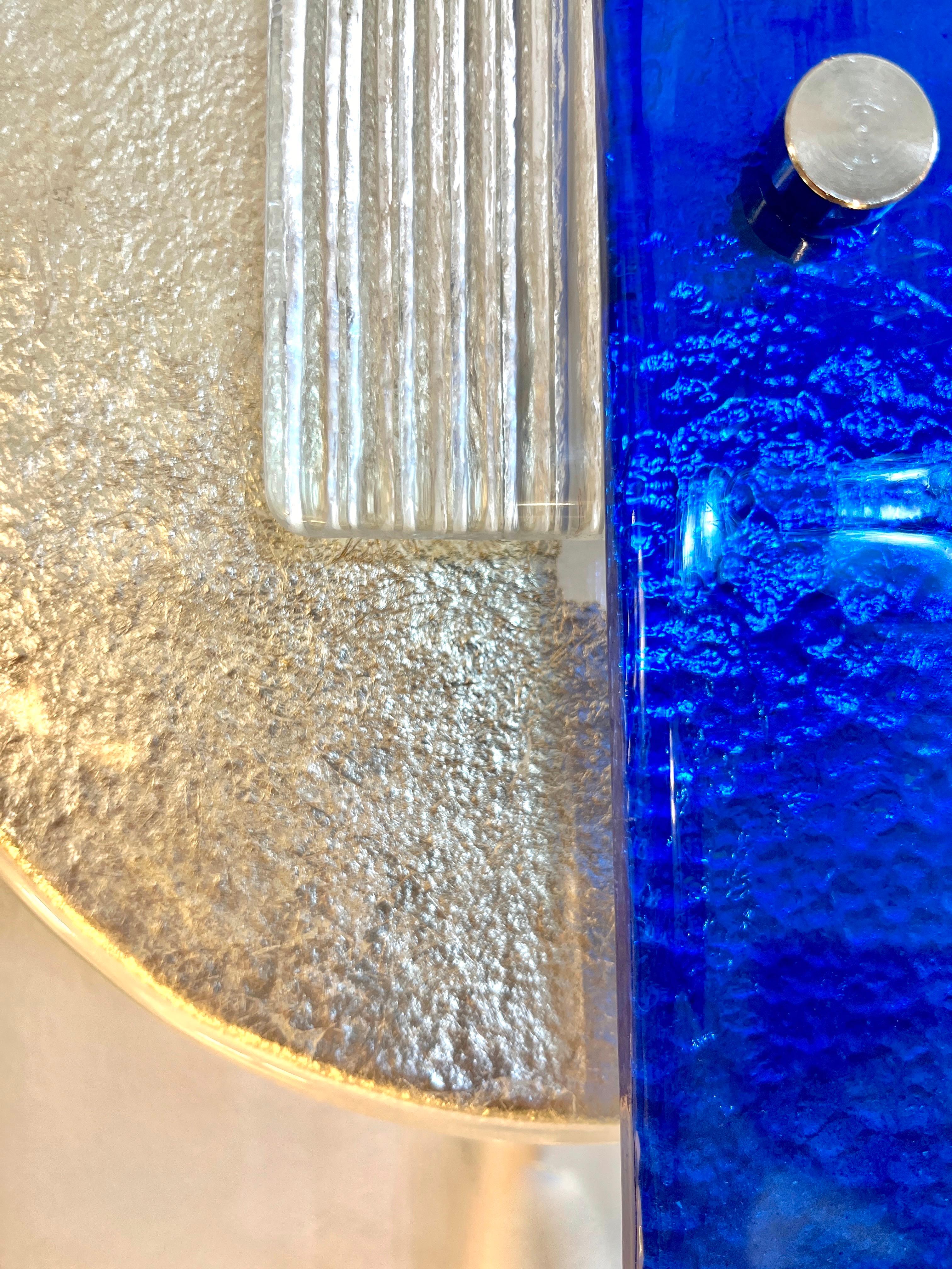 Métal Paire d'appliques italiennes en verre de Murano au design abstrait, de couleur champagne, argent, bleu et cristal en vente