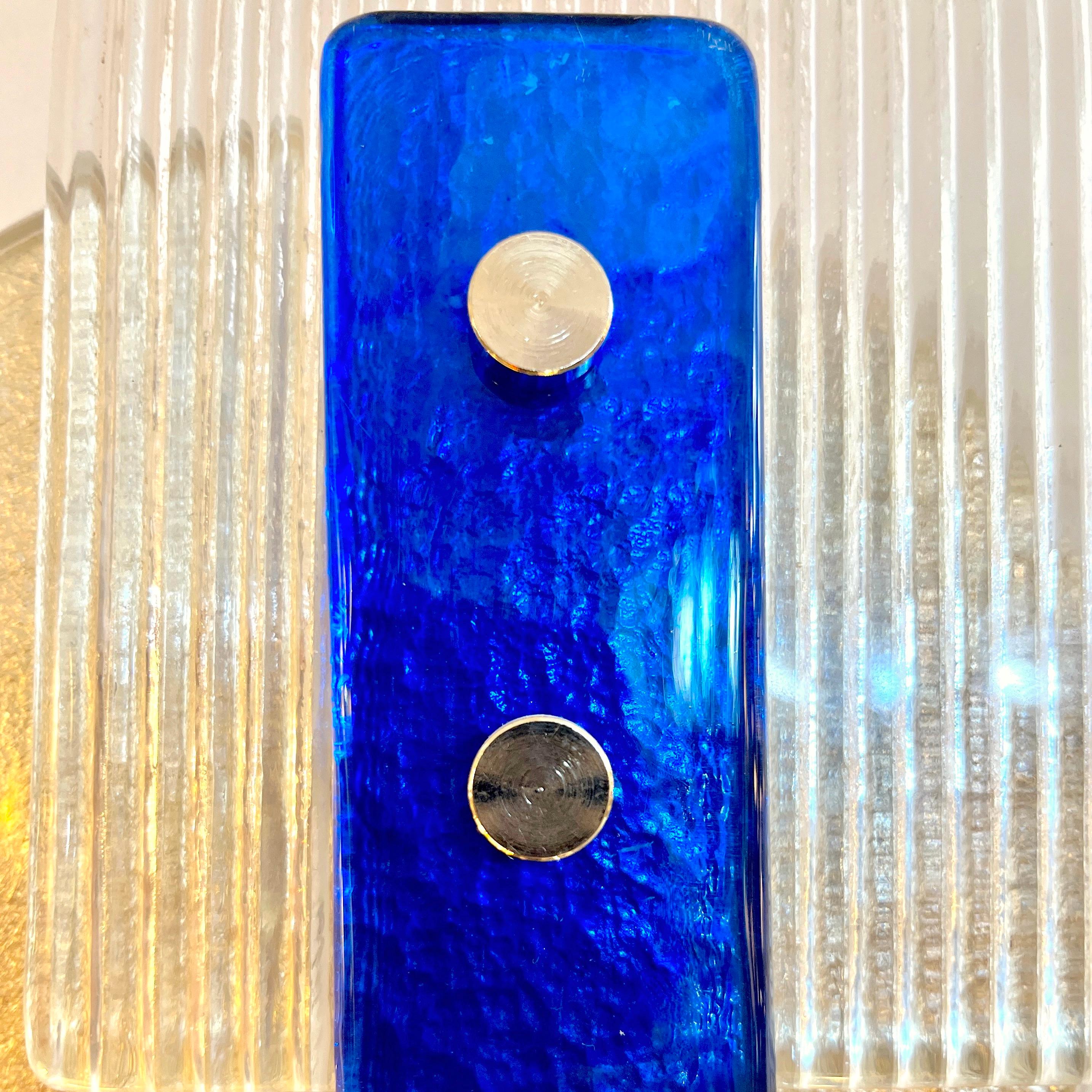 Paire d'appliques italiennes en verre de Murano au design abstrait, de couleur champagne, argent, bleu et cristal en vente 2