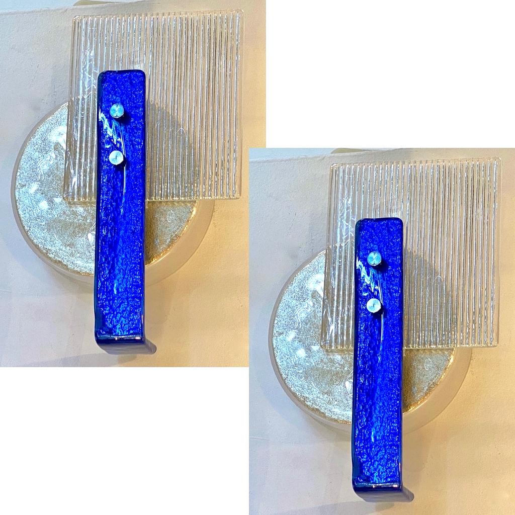 Paire d'appliques italiennes en verre de Murano au design abstrait, de couleur champagne, argent, bleu et cristal en vente