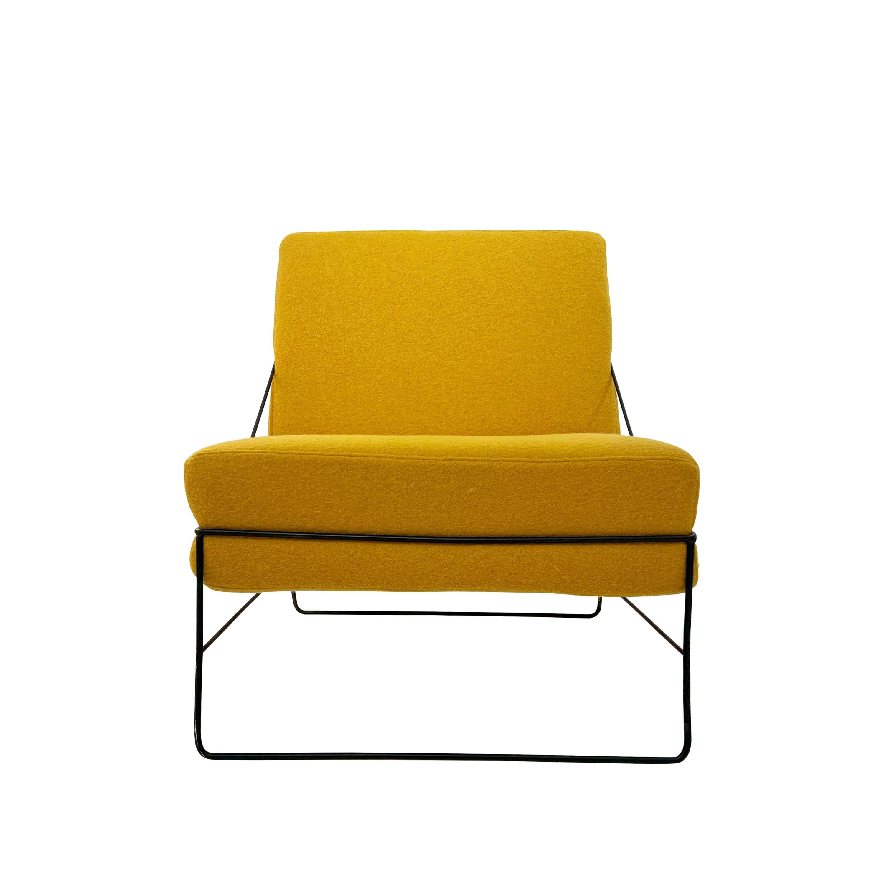 Ce duo italien des années 1970 comprend un fauteuil de salon et une table d'appoint assortie. Les deux pièces présentent une structure en fer tubulaire laqué noir, emblématique du design moderne de l'époque. La table est finie avec un plateau en