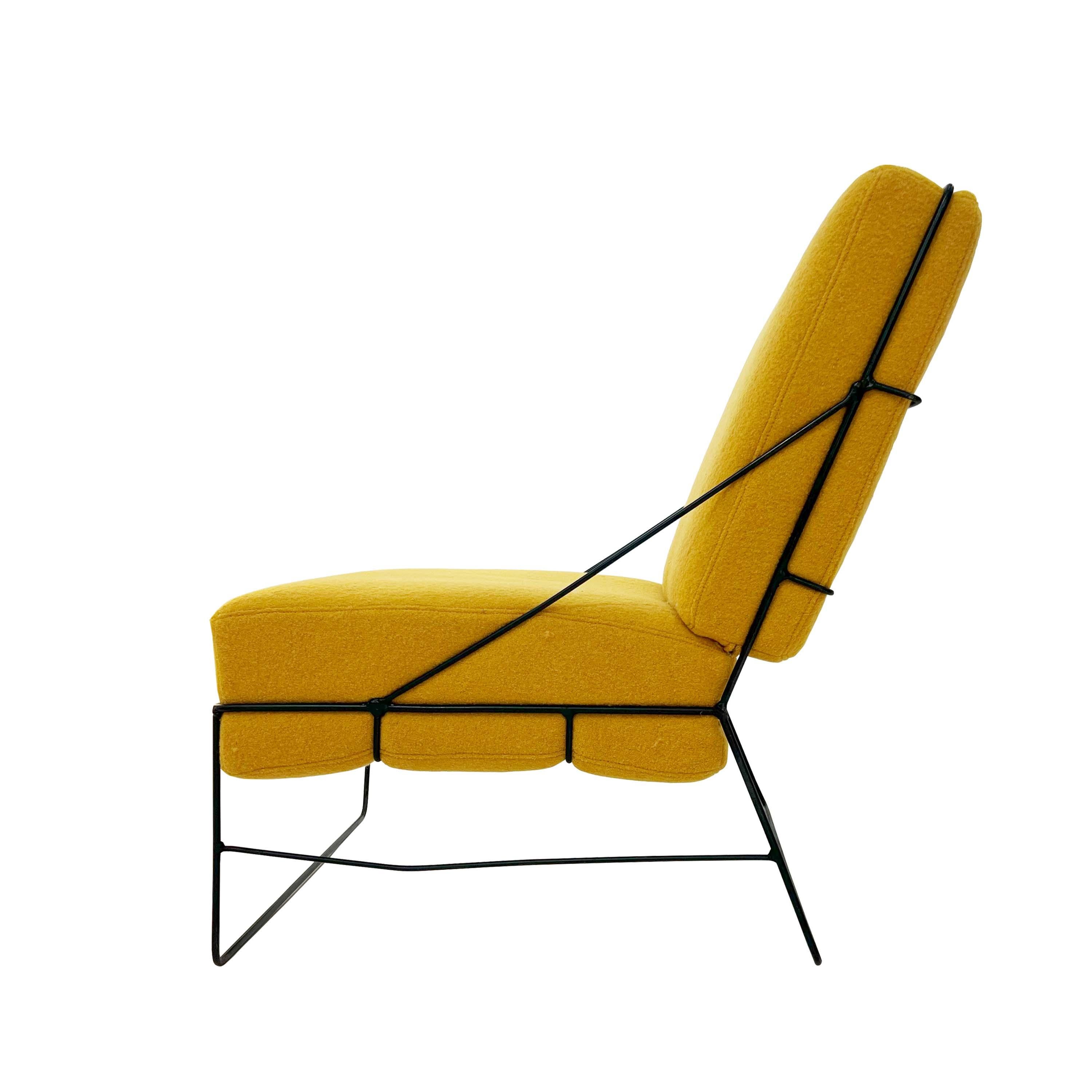 Mid-Century Modern Paire italienne des années 1970 : Fauteuil et table d'appoint en bouclé jaune, Italie, 1970 en vente