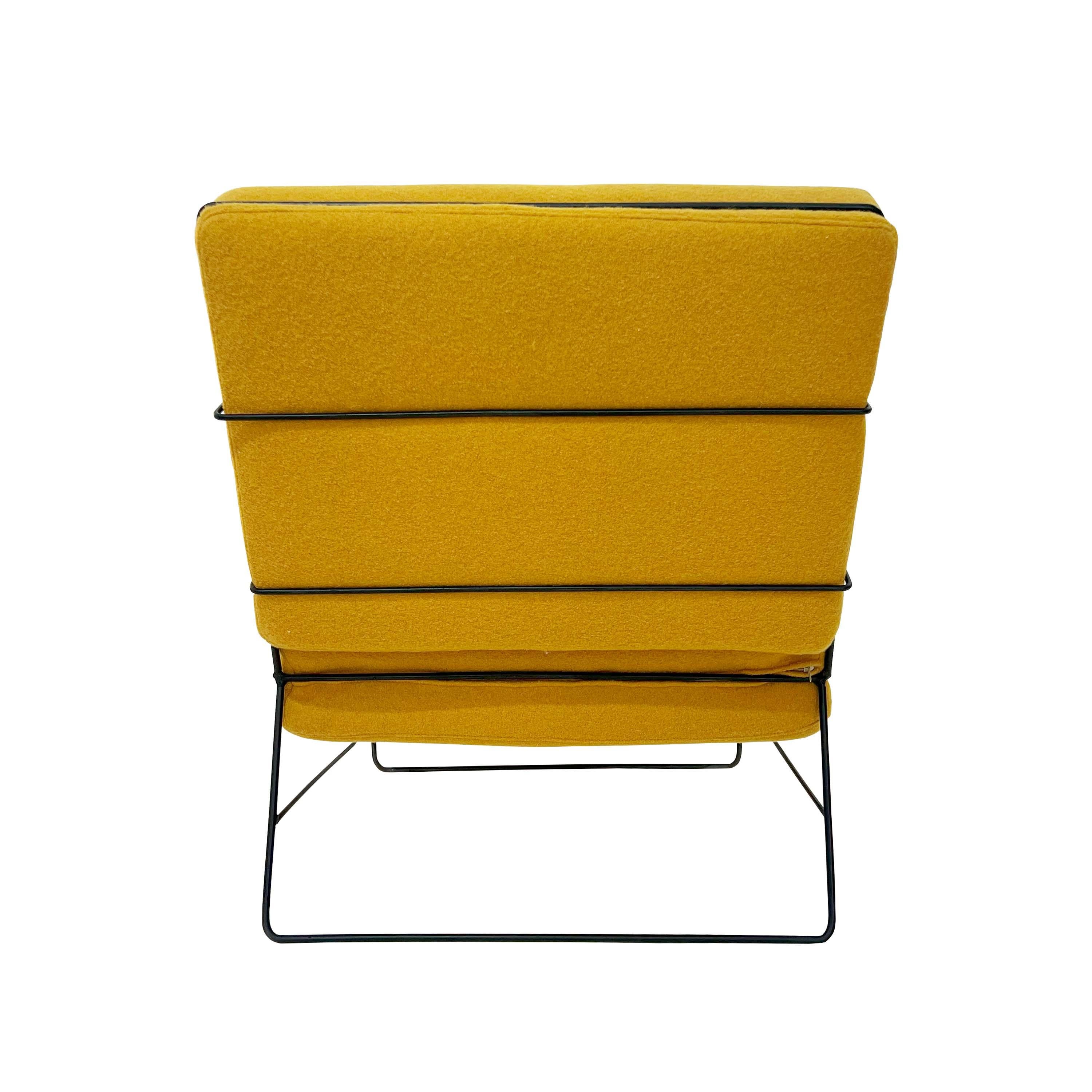 Laqué Paire italienne des années 1970 : Fauteuil et table d'appoint en bouclé jaune, Italie, 1970 en vente