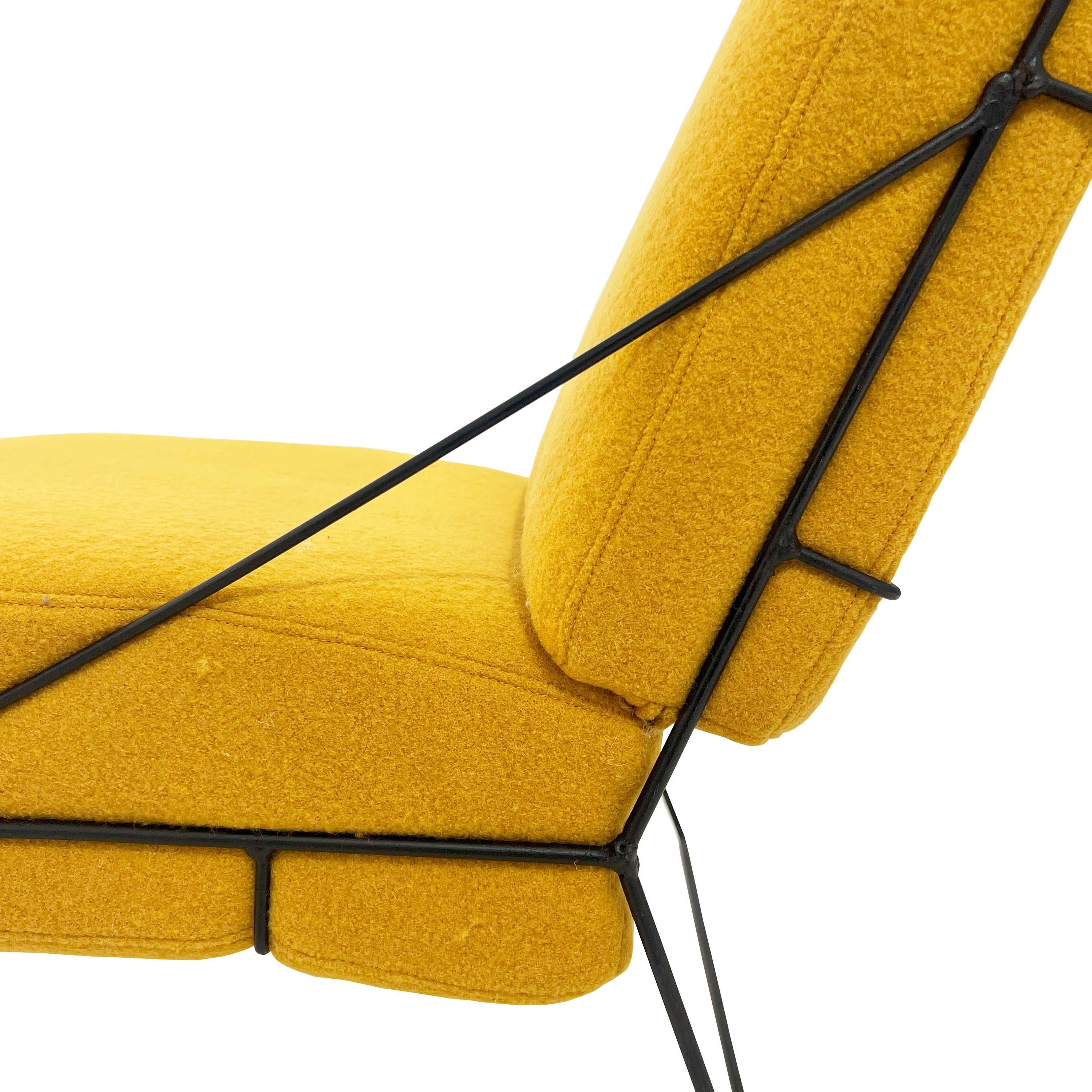 Paire italienne des années 1970 : Fauteuil et table d'appoint en bouclé jaune, Italie, 1970 Bon état - En vente à Madrid, ES