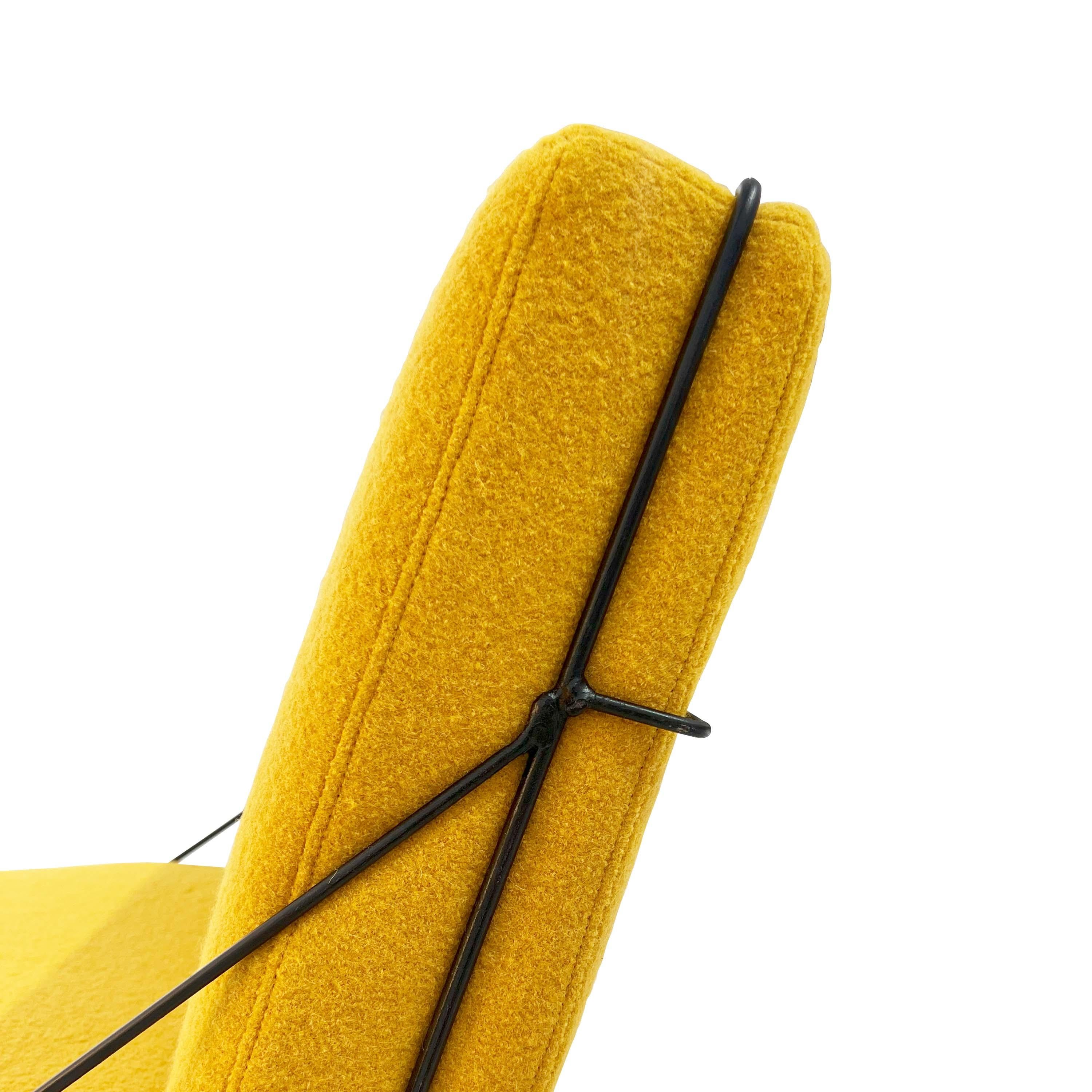 Fin du 20e siècle Paire italienne des années 1970 : Fauteuil et table d'appoint en bouclé jaune, Italie, 1970 en vente
