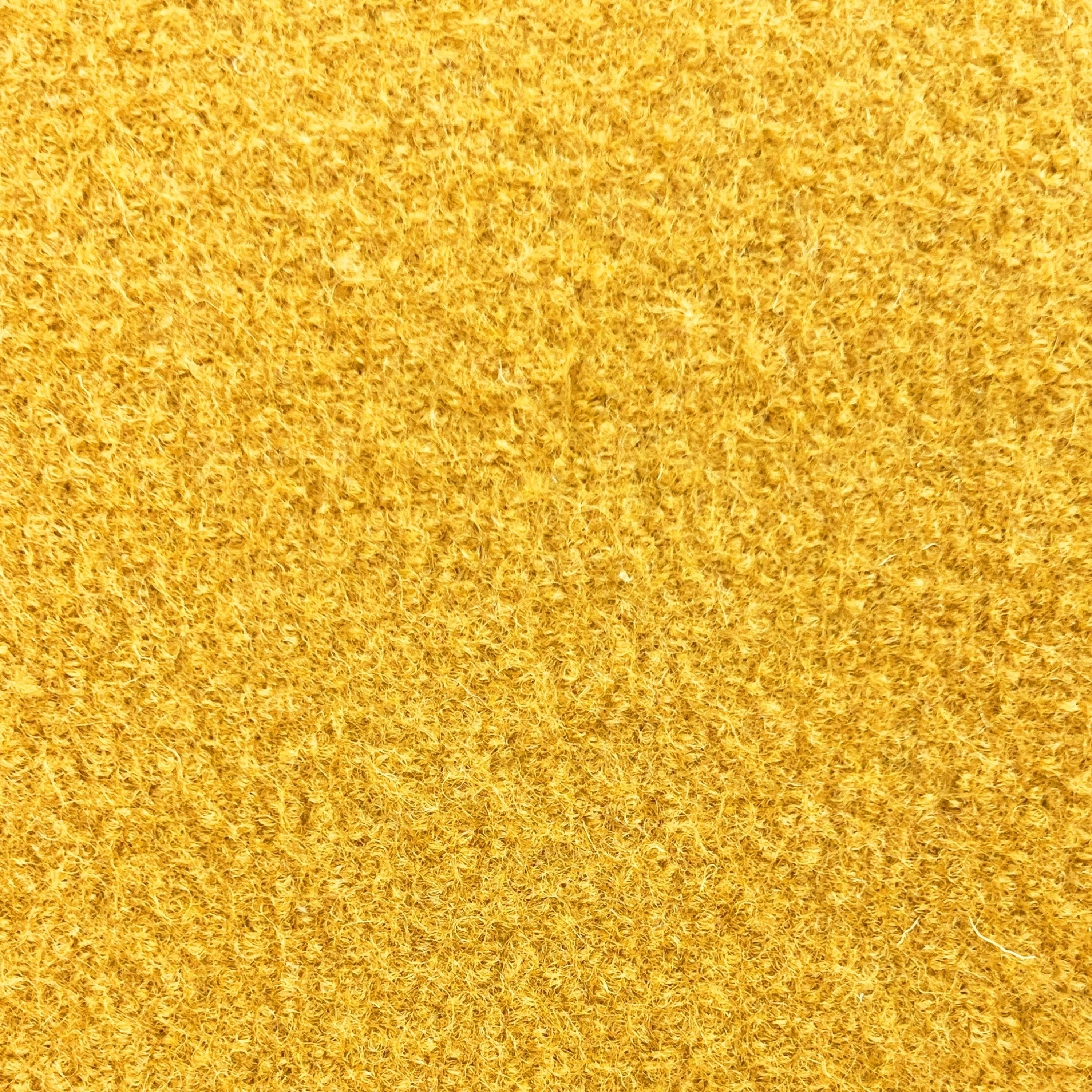 Bouclé Paire italienne des années 1970 : Fauteuil et table d'appoint en bouclé jaune, Italie, 1970 en vente