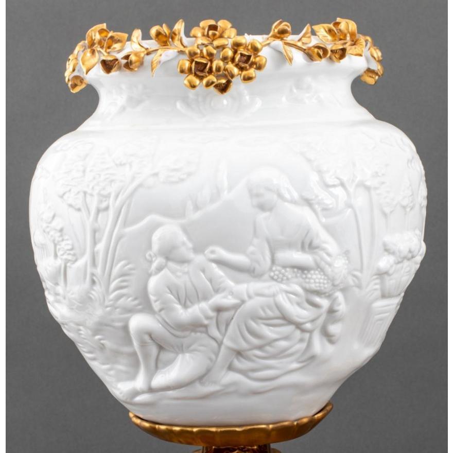 Verschönern Sie Ihre Einrichtung mit diesem exquisiten Paar glasierter und vergoldeter italienischer Porzellan-Tischlampen, einem wahren Zeugnis künstlerischer Handwerkskunst. Die Lampen sind mit vasenförmigen, cremefarbenen, glasierten