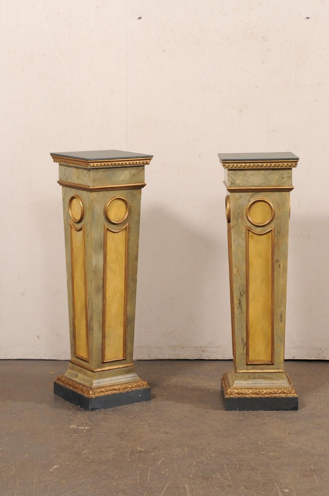Paire de colonnes italiennes joliment garnies, peintes en faux marbre, datant du milieu du 20e siècle. Cette paire de piédestaux datant du milieu du siècle dernier présente un plateau carré au-dessus d'une colonne carrée et effilée, qui repose sur