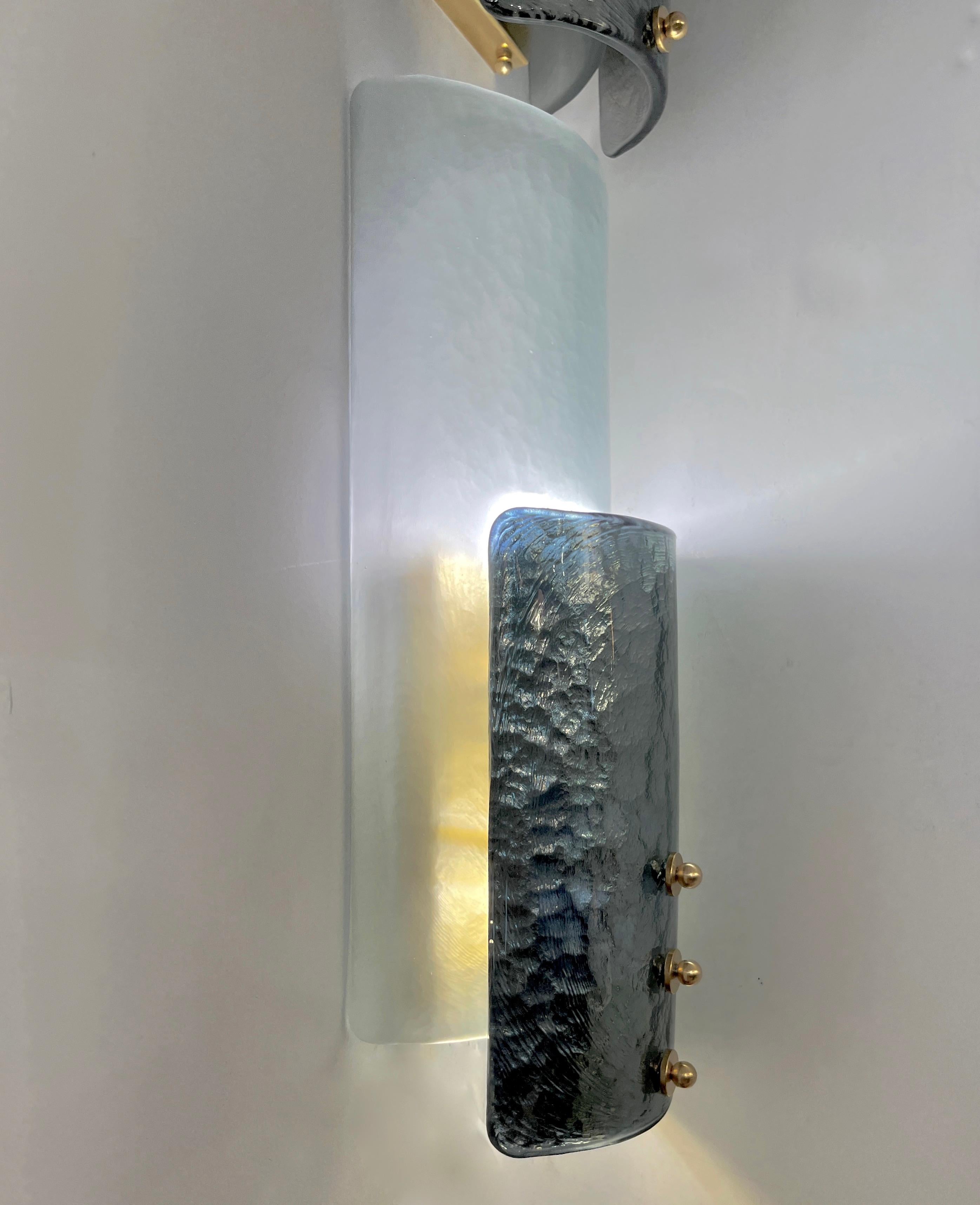 Italienische Paar Moderne gebogene Aqua Silber Blau Textur Murano Glas Grafik Wandleuchten im Angebot 3