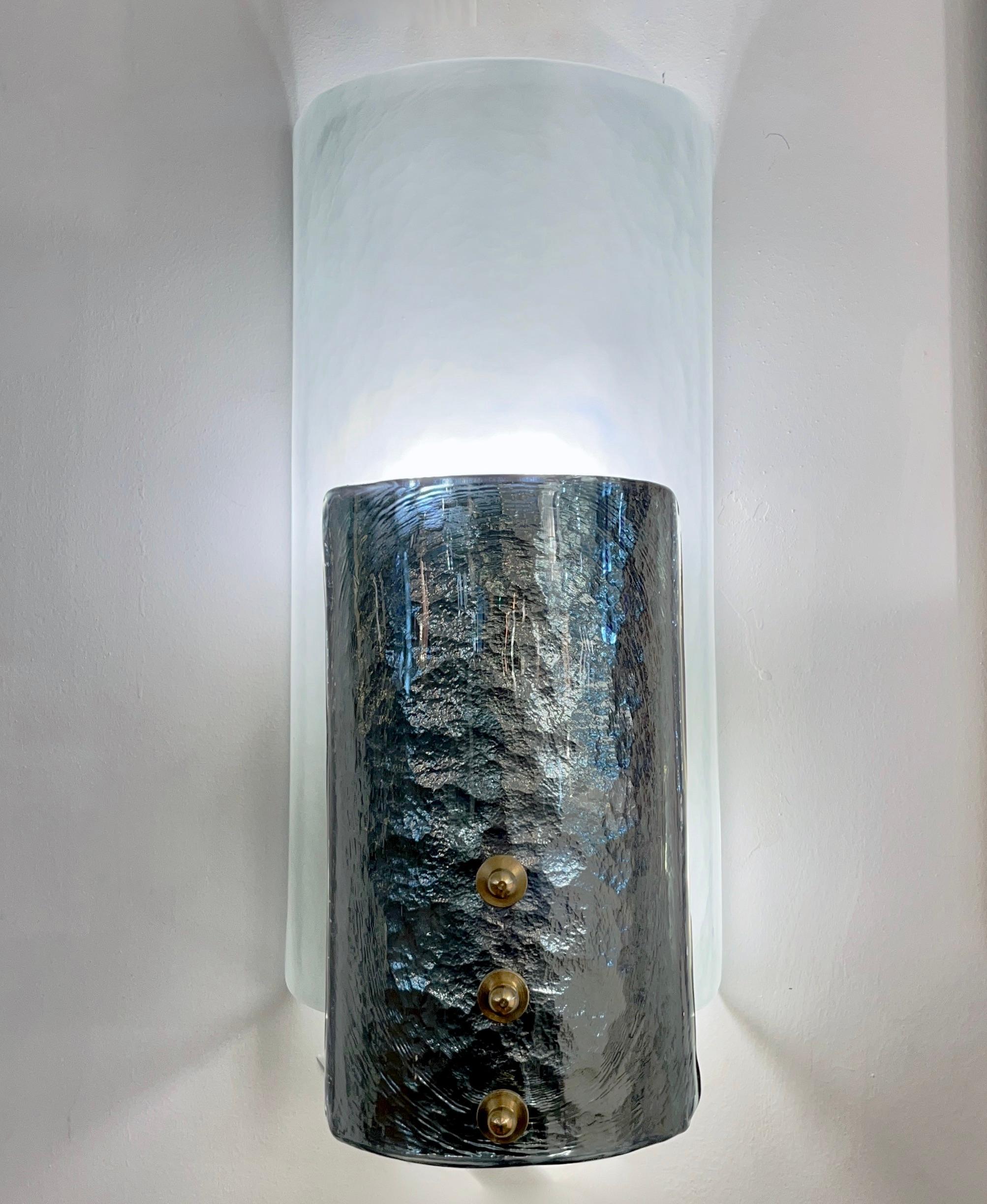 Zeitgenössische italienische Wandleuchten mit einem grafischen, postmodernen Design in Form eines rechteckigen Schildes, vollständig handgefertigt in Italien, aus hochwertigem, geblasenem Murano-Glas, in zwei verschiedenen Texturen und Farben: der