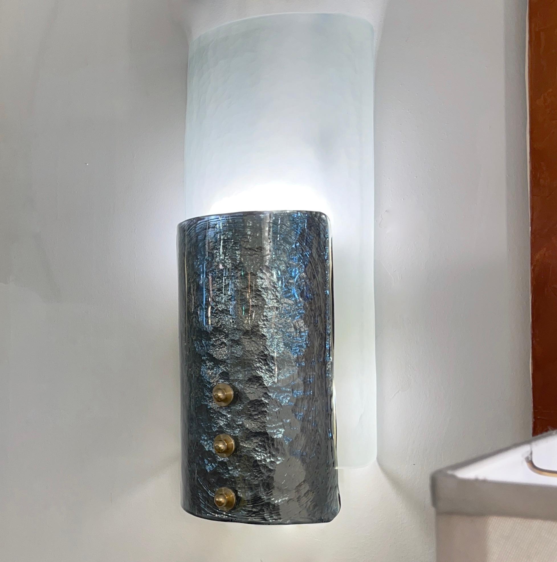 Italienische Paar Moderne gebogene Aqua Silber Blau Textur Murano Glas Grafik Wandleuchten (Mattiert) im Angebot