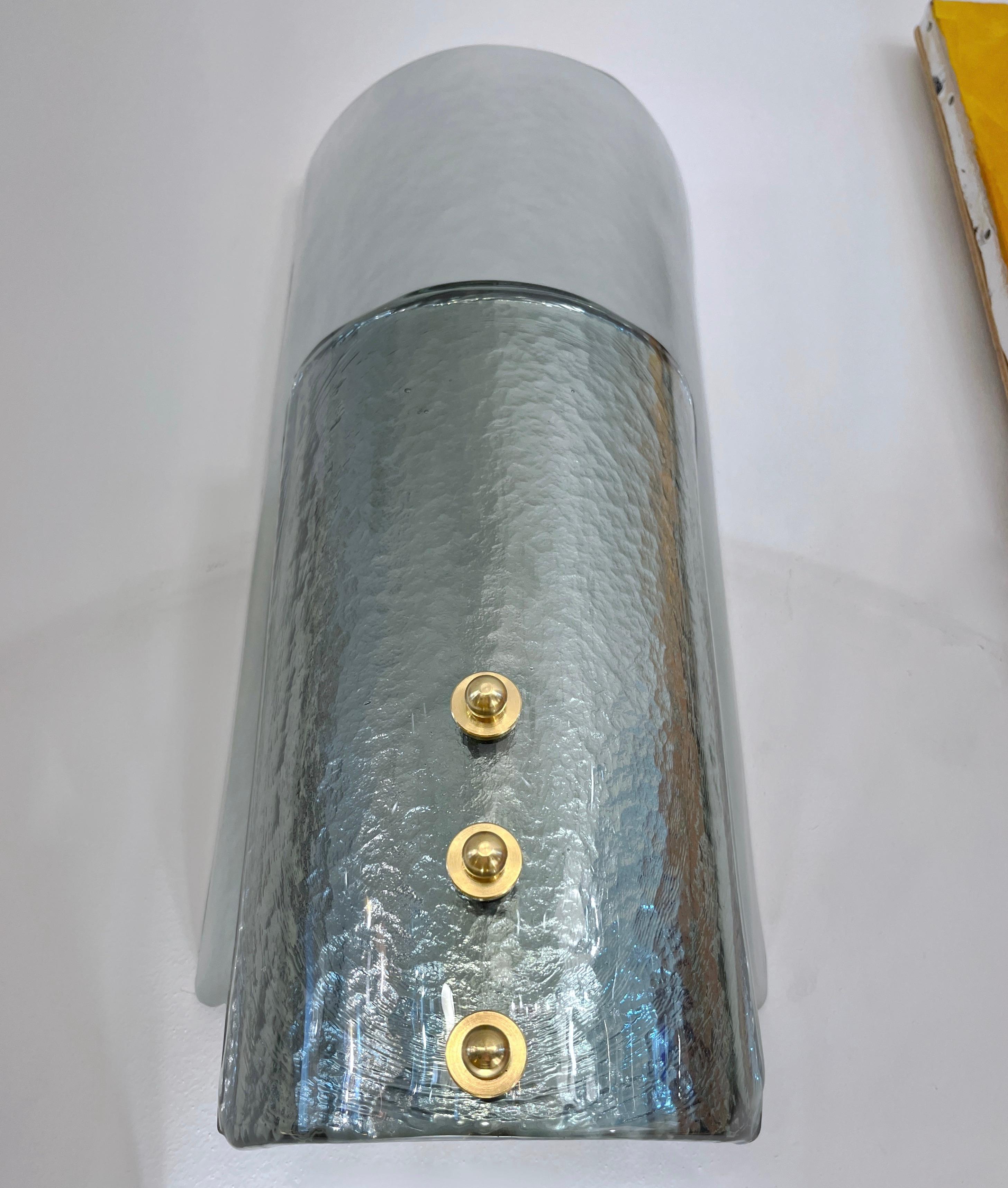 Italienische Paar Moderne gebogene Aqua Silber Blau Textur Murano Glas Grafik Wandleuchten (Metall) im Angebot