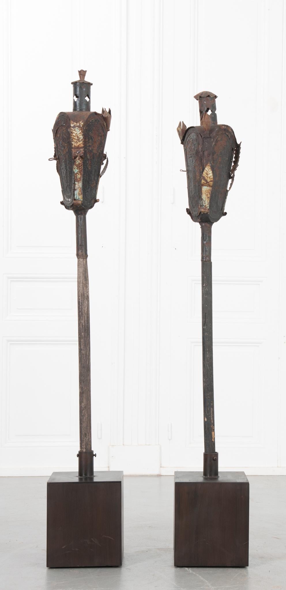 Il s'agit d'une paire incroyablement unique de torches à encens d'Italie qui ont récemment été équipées de nouvelles bases en métal afin qu'elles puissent tenir debout seules. Fabriqué à partir de métal peint et de bois usé par le temps et l'usage,