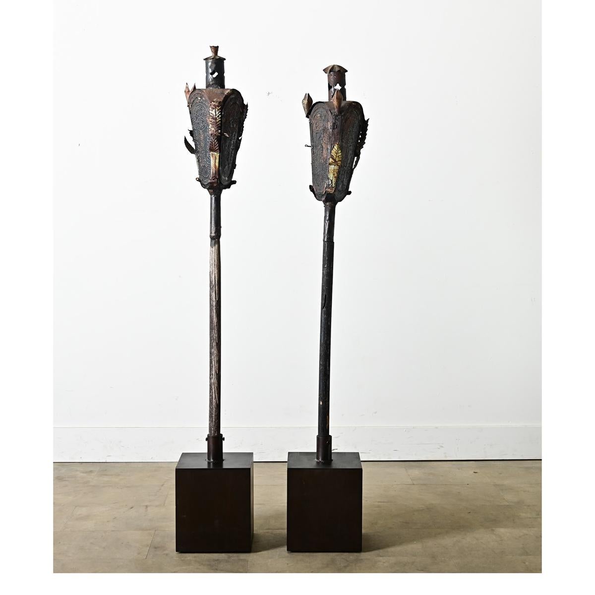 Se trata de un par de antorchas de incienso increíblemente únicas, procedentes de Italia, a las que recientemente se les han colocado nuevas bases metálicas para que puedan mantenerse erguidas y cambiarse de posición según sea necesario. Hecho de