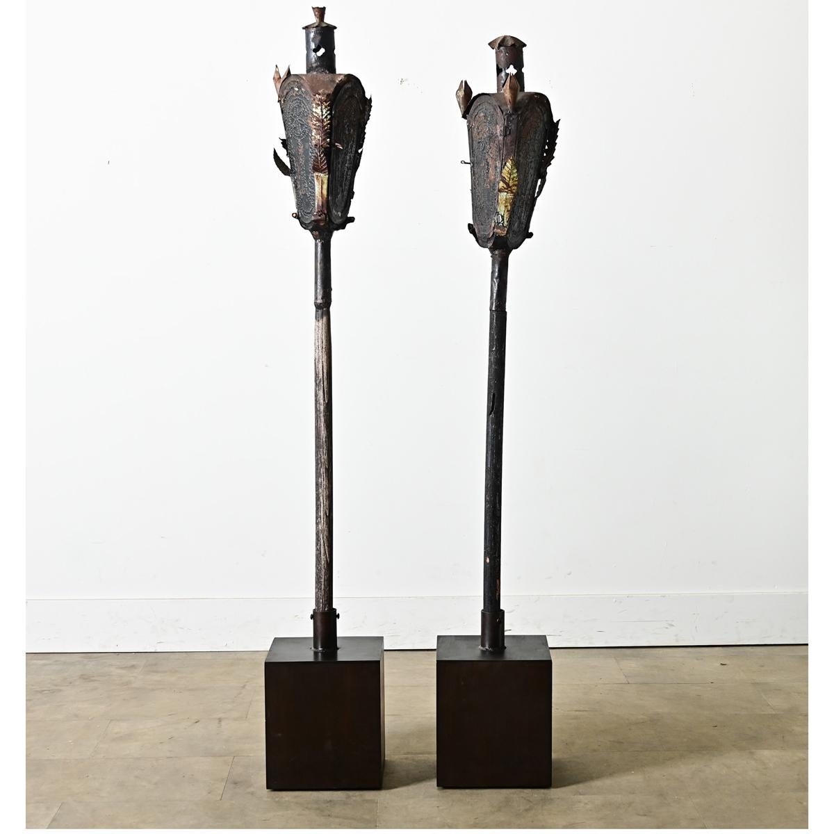 Pareja italiana de antorchas de incienso religioso del siglo XVIII Metal en venta