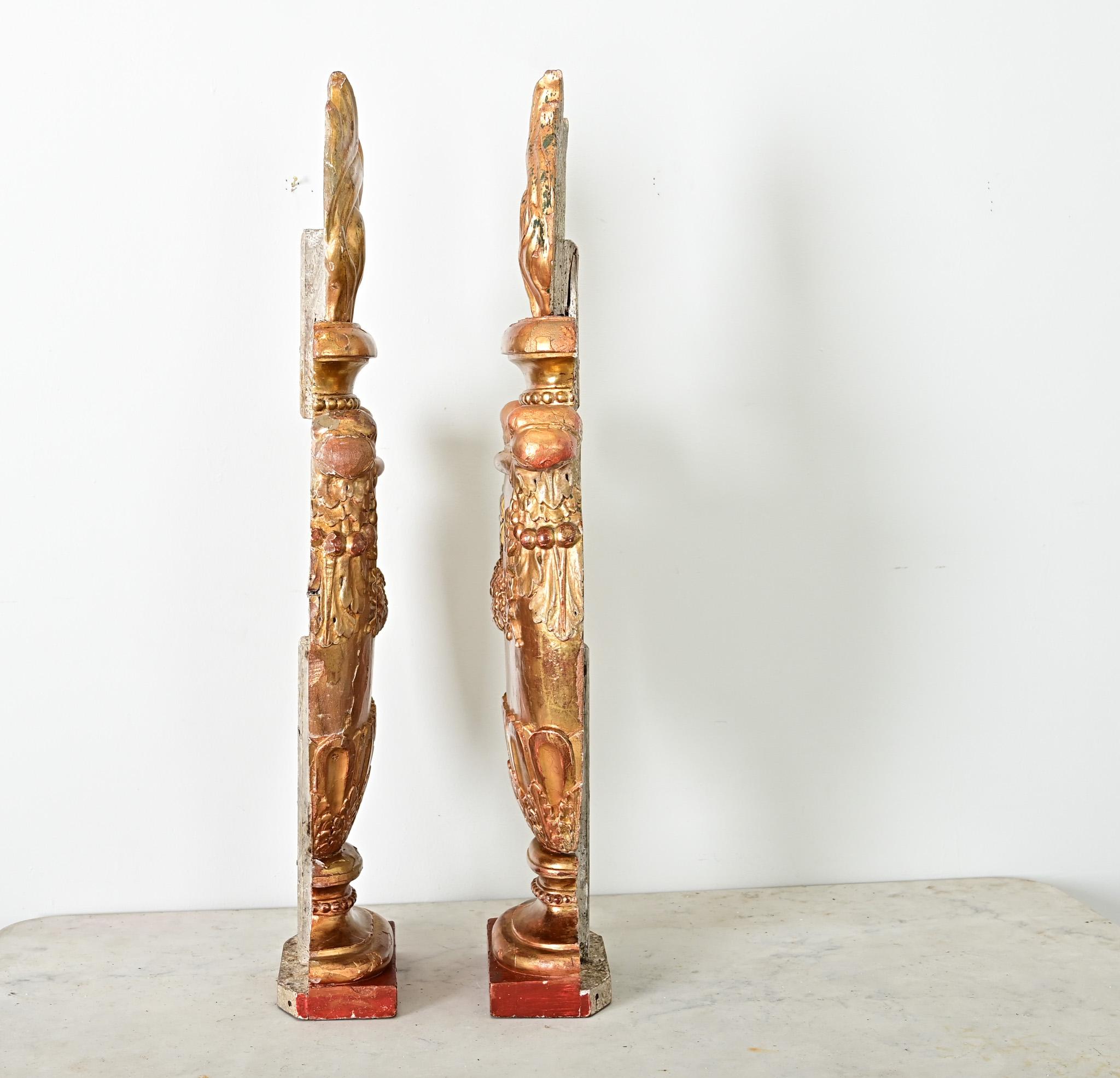 Italian Pair of 19th Century Giltwood Appliqués For Sale 4