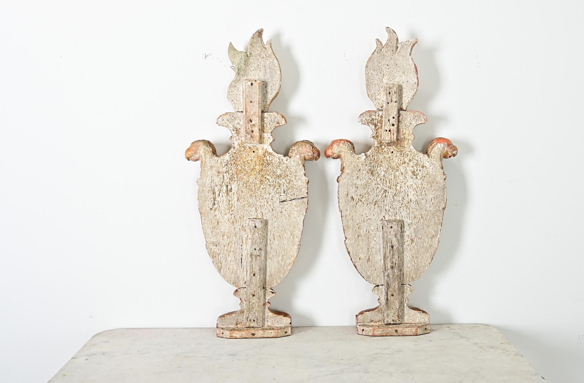Italian Pair of 19th Century Giltwood Appliqués For Sale 1
