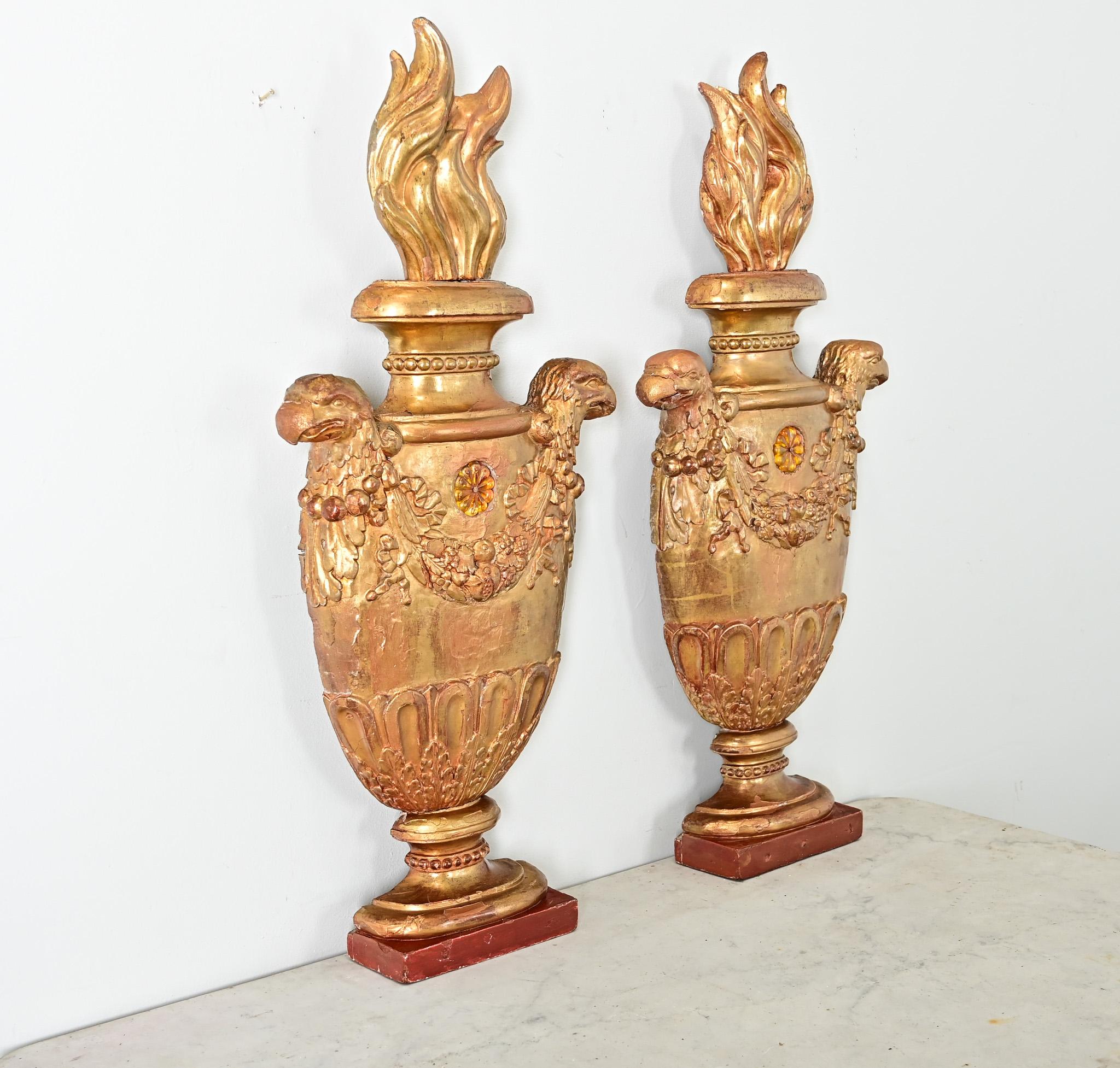 Italian Pair of 19th Century Giltwood Appliqués For Sale 2