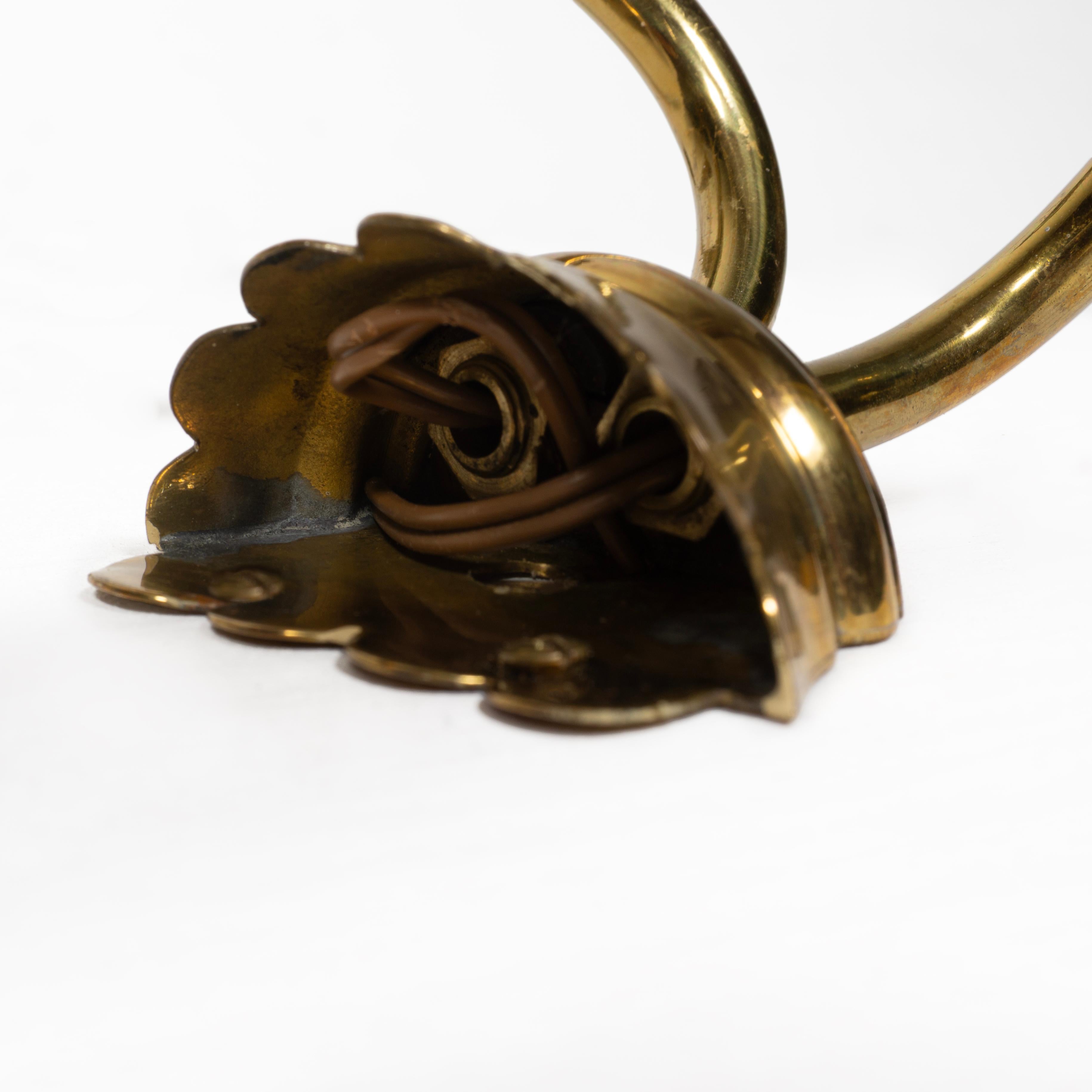 Paire d'appliques italiennes en laiton à deux bras et à motif floral, Italie, années 1940 en vente 4